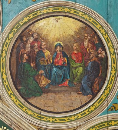 Zdjęcie nr 8: Ściany kościoła malowane w kolorze jasnozielonym, artykułowane malowanymi pilastrami o korynckich kapitelach z trzonami wypełnionymi motywem symetrycznej arabeski. Na ścianach nawy i prezbiterium, pomiędzy pilastrami wydzielone prostokątne pola w ramach wypełnionych geometrycznym ornamentem z całopostaciowymi przedstawieniami apostołów wraz z ich atrybutami. Każda z ram podzielona na dwie kwatery. W górnych umieszczone wizerunki apostołów, w dolnych inskrypcje na tle ornamentu roślinnego i złoconych krzyży: SW(IĘTY) JAKOB MŁODSZY, SW(IĘTY) JAN, SW(IĘTY) JĘDRZEJ, SW(IĘTY) PIOTR, SW(IĘTY) PAWEŁ, SW(IĘTY) BARTŁOMIEJ, SW(IĘTY) SZYMON, SW(IĘTY) JAKOB STARSZY, SW(IĘTY) TOMASZ, SW(IĘTY) MATEUSZ,  SW(IĘTY) FILIP, SW(IĘTY) TADEUSZ. W górnej części ścian malowany fryz wypełniony prostokątnymi płycinami wypełnionymi naprzemiennie ornamentem roślinnym i cęgowym oraz malowanymi en grisaille postaciami puttów trzymających girlandy. Na stropie prezbiterium malowanym kolorem niebiesko-zielonym, w części centralnej wydzielona rama w kształcie stojącego prostokąta o ściętych narożach mieszcząca scenę Wniebowzięcia Marii. Rama ujęta 14 mniejszymi medalionami wplecionymi w ornament roślinny mieszczącymi sceny z życia Marii i Chrystusa: Zwiastowanie, Nawiedzenie, św. Elżbiety, Boże Narodzenie, Ofiarowanie Chrystusa w świątyni, Odnalezienie Chrystusa w świątyni, Modlitwę w ogrójcu, Biczowanie, Cierniem koronowanie, Drogę krzyżową, Ukrzyżowanie, Zmartwychwstanie, Przemienienie na górze Tabor, Zesłanie Ducha Świętego i Koronację Marii. Na ścianie tęczowej, na jasnożółtym tle postaci dwóch ustawionych naprzeciwko siebie klęczących na obłokach aniołów, z których anioł z lewej strony wskazuje palcem przed siebie, anioł z prawej składa ręce w geście modlitwy. Na stropie nawy malowanym kolorem jasnoniebieskim, w części centralnej pole w kształcie stojącego prostokąta ujętego ramą dekorowaną ornamentem geometrycznym i roślinnym ze sceną  Przemienienia na górze Tabor malowaną według obrazu Rafaela Santi o tym samym temacie. Balustrada chóru muzycznego malowana w odcieniach jasnej zieleni, z dekoracją płycinową. W płycinach dekoracja roślinna o charakterze arabeskowych, w płycinie centralnej dodatkowo przedstawienie harfy ujętej liśćmi laurowymi i zwieńczonej gwiazdą. U dołu balustrady fryz wypełniony motywem palmety, u góry fryz z motywem kwiatowym.