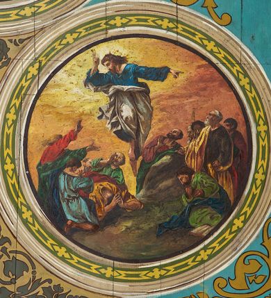 Zdjęcie nr 10: Ściany kościoła malowane w kolorze jasnozielonym, artykułowane malowanymi pilastrami o korynckich kapitelach z trzonami wypełnionymi motywem symetrycznej arabeski. Na ścianach nawy i prezbiterium, pomiędzy pilastrami wydzielone prostokątne pola w ramach wypełnionych geometrycznym ornamentem z całopostaciowymi przedstawieniami apostołów wraz z ich atrybutami. Każda z ram podzielona na dwie kwatery. W górnych umieszczone wizerunki apostołów, w dolnych inskrypcje na tle ornamentu roślinnego i złoconych krzyży: SW(IĘTY) JAKOB MŁODSZY, SW(IĘTY) JAN, SW(IĘTY) JĘDRZEJ, SW(IĘTY) PIOTR, SW(IĘTY) PAWEŁ, SW(IĘTY) BARTŁOMIEJ, SW(IĘTY) SZYMON, SW(IĘTY) JAKOB STARSZY, SW(IĘTY) TOMASZ, SW(IĘTY) MATEUSZ,  SW(IĘTY) FILIP, SW(IĘTY) TADEUSZ. W górnej części ścian malowany fryz wypełniony prostokątnymi płycinami wypełnionymi naprzemiennie ornamentem roślinnym i cęgowym oraz malowanymi en grisaille postaciami puttów trzymających girlandy. Na stropie prezbiterium malowanym kolorem niebiesko-zielonym, w części centralnej wydzielona rama w kształcie stojącego prostokąta o ściętych narożach mieszcząca scenę Wniebowzięcia Marii. Rama ujęta 14 mniejszymi medalionami wplecionymi w ornament roślinny mieszczącymi sceny z życia Marii i Chrystusa: Zwiastowanie, Nawiedzenie, św. Elżbiety, Boże Narodzenie, Ofiarowanie Chrystusa w świątyni, Odnalezienie Chrystusa w świątyni, Modlitwę w ogrójcu, Biczowanie, Cierniem koronowanie, Drogę krzyżową, Ukrzyżowanie, Zmartwychwstanie, Przemienienie na górze Tabor, Zesłanie Ducha Świętego i Koronację Marii. Na ścianie tęczowej, na jasnożółtym tle postaci dwóch ustawionych naprzeciwko siebie klęczących na obłokach aniołów, z których anioł z lewej strony wskazuje palcem przed siebie, anioł z prawej składa ręce w geście modlitwy. Na stropie nawy malowanym kolorem jasnoniebieskim, w części centralnej pole w kształcie stojącego prostokąta ujętego ramą dekorowaną ornamentem geometrycznym i roślinnym ze sceną  Przemienienia na górze Tabor malowaną według obrazu Rafaela Santi o tym samym temacie. Balustrada chóru muzycznego malowana w odcieniach jasnej zieleni, z dekoracją płycinową. W płycinach dekoracja roślinna o charakterze arabeskowych, w płycinie centralnej dodatkowo przedstawienie harfy ujętej liśćmi laurowymi i zwieńczonej gwiazdą. U dołu balustrady fryz wypełniony motywem palmety, u góry fryz z motywem kwiatowym.