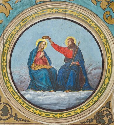 Zdjęcie nr 7: Ściany kościoła malowane w kolorze jasnozielonym, artykułowane malowanymi pilastrami o korynckich kapitelach z trzonami wypełnionymi motywem symetrycznej arabeski. Na ścianach nawy i prezbiterium, pomiędzy pilastrami wydzielone prostokątne pola w ramach wypełnionych geometrycznym ornamentem z całopostaciowymi przedstawieniami apostołów wraz z ich atrybutami. Każda z ram podzielona na dwie kwatery. W górnych umieszczone wizerunki apostołów, w dolnych inskrypcje na tle ornamentu roślinnego i złoconych krzyży: SW(IĘTY) JAKOB MŁODSZY, SW(IĘTY) JAN, SW(IĘTY) JĘDRZEJ, SW(IĘTY) PIOTR, SW(IĘTY) PAWEŁ, SW(IĘTY) BARTŁOMIEJ, SW(IĘTY) SZYMON, SW(IĘTY) JAKOB STARSZY, SW(IĘTY) TOMASZ, SW(IĘTY) MATEUSZ,  SW(IĘTY) FILIP, SW(IĘTY) TADEUSZ. W górnej części ścian malowany fryz wypełniony prostokątnymi płycinami wypełnionymi naprzemiennie ornamentem roślinnym i cęgowym oraz malowanymi en grisaille postaciami puttów trzymających girlandy. Na stropie prezbiterium malowanym kolorem niebiesko-zielonym, w części centralnej wydzielona rama w kształcie stojącego prostokąta o ściętych narożach mieszcząca scenę Wniebowzięcia Marii. Rama ujęta 14 mniejszymi medalionami wplecionymi w ornament roślinny mieszczącymi sceny z życia Marii i Chrystusa: Zwiastowanie, Nawiedzenie, św. Elżbiety, Boże Narodzenie, Ofiarowanie Chrystusa w świątyni, Odnalezienie Chrystusa w świątyni, Modlitwę w ogrójcu, Biczowanie, Cierniem koronowanie, Drogę krzyżową, Ukrzyżowanie, Zmartwychwstanie, Przemienienie na górze Tabor, Zesłanie Ducha Świętego i Koronację Marii. Na ścianie tęczowej, na jasnożółtym tle postaci dwóch ustawionych naprzeciwko siebie klęczących na obłokach aniołów, z których anioł z lewej strony wskazuje palcem przed siebie, anioł z prawej składa ręce w geście modlitwy. Na stropie nawy malowanym kolorem jasnoniebieskim, w części centralnej pole w kształcie stojącego prostokąta ujętego ramą dekorowaną ornamentem geometrycznym i roślinnym ze sceną  Przemienienia na górze Tabor malowaną według obrazu Rafaela Santi o tym samym temacie. Balustrada chóru muzycznego malowana w odcieniach jasnej zieleni, z dekoracją płycinową. W płycinach dekoracja roślinna o charakterze arabeskowych, w płycinie centralnej dodatkowo przedstawienie harfy ujętej liśćmi laurowymi i zwieńczonej gwiazdą. U dołu balustrady fryz wypełniony motywem palmety, u góry fryz z motywem kwiatowym.