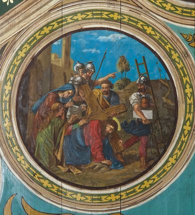 Zdjęcie nr 13: Ściany kościoła malowane w kolorze jasnozielonym, artykułowane malowanymi pilastrami o korynckich kapitelach z trzonami wypełnionymi motywem symetrycznej arabeski. Na ścianach nawy i prezbiterium, pomiędzy pilastrami wydzielone prostokątne pola w ramach wypełnionych geometrycznym ornamentem z całopostaciowymi przedstawieniami apostołów wraz z ich atrybutami. Każda z ram podzielona na dwie kwatery. W górnych umieszczone wizerunki apostołów, w dolnych inskrypcje na tle ornamentu roślinnego i złoconych krzyży: SW(IĘTY) JAKOB MŁODSZY, SW(IĘTY) JAN, SW(IĘTY) JĘDRZEJ, SW(IĘTY) PIOTR, SW(IĘTY) PAWEŁ, SW(IĘTY) BARTŁOMIEJ, SW(IĘTY) SZYMON, SW(IĘTY) JAKOB STARSZY, SW(IĘTY) TOMASZ, SW(IĘTY) MATEUSZ,  SW(IĘTY) FILIP, SW(IĘTY) TADEUSZ. W górnej części ścian malowany fryz wypełniony prostokątnymi płycinami wypełnionymi naprzemiennie ornamentem roślinnym i cęgowym oraz malowanymi en grisaille postaciami puttów trzymających girlandy. Na stropie prezbiterium malowanym kolorem niebiesko-zielonym, w części centralnej wydzielona rama w kształcie stojącego prostokąta o ściętych narożach mieszcząca scenę Wniebowzięcia Marii. Rama ujęta 14 mniejszymi medalionami wplecionymi w ornament roślinny mieszczącymi sceny z życia Marii i Chrystusa: Zwiastowanie, Nawiedzenie, św. Elżbiety, Boże Narodzenie, Ofiarowanie Chrystusa w świątyni, Odnalezienie Chrystusa w świątyni, Modlitwę w ogrójcu, Biczowanie, Cierniem koronowanie, Drogę krzyżową, Ukrzyżowanie, Zmartwychwstanie, Przemienienie na górze Tabor, Zesłanie Ducha Świętego i Koronację Marii. Na ścianie tęczowej, na jasnożółtym tle postaci dwóch ustawionych naprzeciwko siebie klęczących na obłokach aniołów, z których anioł z lewej strony wskazuje palcem przed siebie, anioł z prawej składa ręce w geście modlitwy. Na stropie nawy malowanym kolorem jasnoniebieskim, w części centralnej pole w kształcie stojącego prostokąta ujętego ramą dekorowaną ornamentem geometrycznym i roślinnym ze sceną  Przemienienia na górze Tabor malowaną według obrazu Rafaela Santi o tym samym temacie. Balustrada chóru muzycznego malowana w odcieniach jasnej zieleni, z dekoracją płycinową. W płycinach dekoracja roślinna o charakterze arabeskowych, w płycinie centralnej dodatkowo przedstawienie harfy ujętej liśćmi laurowymi i zwieńczonej gwiazdą. U dołu balustrady fryz wypełniony motywem palmety, u góry fryz z motywem kwiatowym.