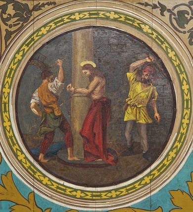 Zdjęcie nr 14: Ściany kościoła malowane w kolorze jasnozielonym, artykułowane malowanymi pilastrami o korynckich kapitelach z trzonami wypełnionymi motywem symetrycznej arabeski. Na ścianach nawy i prezbiterium, pomiędzy pilastrami wydzielone prostokątne pola w ramach wypełnionych geometrycznym ornamentem z całopostaciowymi przedstawieniami apostołów wraz z ich atrybutami. Każda z ram podzielona na dwie kwatery. W górnych umieszczone wizerunki apostołów, w dolnych inskrypcje na tle ornamentu roślinnego i złoconych krzyży: SW(IĘTY) JAKOB MŁODSZY, SW(IĘTY) JAN, SW(IĘTY) JĘDRZEJ, SW(IĘTY) PIOTR, SW(IĘTY) PAWEŁ, SW(IĘTY) BARTŁOMIEJ, SW(IĘTY) SZYMON, SW(IĘTY) JAKOB STARSZY, SW(IĘTY) TOMASZ, SW(IĘTY) MATEUSZ,  SW(IĘTY) FILIP, SW(IĘTY) TADEUSZ. W górnej części ścian malowany fryz wypełniony prostokątnymi płycinami wypełnionymi naprzemiennie ornamentem roślinnym i cęgowym oraz malowanymi en grisaille postaciami puttów trzymających girlandy. Na stropie prezbiterium malowanym kolorem niebiesko-zielonym, w części centralnej wydzielona rama w kształcie stojącego prostokąta o ściętych narożach mieszcząca scenę Wniebowzięcia Marii. Rama ujęta 14 mniejszymi medalionami wplecionymi w ornament roślinny mieszczącymi sceny z życia Marii i Chrystusa: Zwiastowanie, Nawiedzenie, św. Elżbiety, Boże Narodzenie, Ofiarowanie Chrystusa w świątyni, Odnalezienie Chrystusa w świątyni, Modlitwę w ogrójcu, Biczowanie, Cierniem koronowanie, Drogę krzyżową, Ukrzyżowanie, Zmartwychwstanie, Przemienienie na górze Tabor, Zesłanie Ducha Świętego i Koronację Marii. Na ścianie tęczowej, na jasnożółtym tle postaci dwóch ustawionych naprzeciwko siebie klęczących na obłokach aniołów, z których anioł z lewej strony wskazuje palcem przed siebie, anioł z prawej składa ręce w geście modlitwy. Na stropie nawy malowanym kolorem jasnoniebieskim, w części centralnej pole w kształcie stojącego prostokąta ujętego ramą dekorowaną ornamentem geometrycznym i roślinnym ze sceną  Przemienienia na górze Tabor malowaną według obrazu Rafaela Santi o tym samym temacie. Balustrada chóru muzycznego malowana w odcieniach jasnej zieleni, z dekoracją płycinową. W płycinach dekoracja roślinna o charakterze arabeskowych, w płycinie centralnej dodatkowo przedstawienie harfy ujętej liśćmi laurowymi i zwieńczonej gwiazdą. U dołu balustrady fryz wypełniony motywem palmety, u góry fryz z motywem kwiatowym.