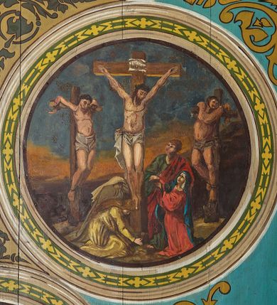 Zdjęcie nr 11: Ściany kościoła malowane w kolorze jasnozielonym, artykułowane malowanymi pilastrami o korynckich kapitelach z trzonami wypełnionymi motywem symetrycznej arabeski. Na ścianach nawy i prezbiterium, pomiędzy pilastrami wydzielone prostokątne pola w ramach wypełnionych geometrycznym ornamentem z całopostaciowymi przedstawieniami apostołów wraz z ich atrybutami. Każda z ram podzielona na dwie kwatery. W górnych umieszczone wizerunki apostołów, w dolnych inskrypcje na tle ornamentu roślinnego i złoconych krzyży: SW(IĘTY) JAKOB MŁODSZY, SW(IĘTY) JAN, SW(IĘTY) JĘDRZEJ, SW(IĘTY) PIOTR, SW(IĘTY) PAWEŁ, SW(IĘTY) BARTŁOMIEJ, SW(IĘTY) SZYMON, SW(IĘTY) JAKOB STARSZY, SW(IĘTY) TOMASZ, SW(IĘTY) MATEUSZ,  SW(IĘTY) FILIP, SW(IĘTY) TADEUSZ. W górnej części ścian malowany fryz wypełniony prostokątnymi płycinami wypełnionymi naprzemiennie ornamentem roślinnym i cęgowym oraz malowanymi en grisaille postaciami puttów trzymających girlandy. Na stropie prezbiterium malowanym kolorem niebiesko-zielonym, w części centralnej wydzielona rama w kształcie stojącego prostokąta o ściętych narożach mieszcząca scenę Wniebowzięcia Marii. Rama ujęta 14 mniejszymi medalionami wplecionymi w ornament roślinny mieszczącymi sceny z życia Marii i Chrystusa: Zwiastowanie, Nawiedzenie, św. Elżbiety, Boże Narodzenie, Ofiarowanie Chrystusa w świątyni, Odnalezienie Chrystusa w świątyni, Modlitwę w ogrójcu, Biczowanie, Cierniem koronowanie, Drogę krzyżową, Ukrzyżowanie, Zmartwychwstanie, Przemienienie na górze Tabor, Zesłanie Ducha Świętego i Koronację Marii. Na ścianie tęczowej, na jasnożółtym tle postaci dwóch ustawionych naprzeciwko siebie klęczących na obłokach aniołów, z których anioł z lewej strony wskazuje palcem przed siebie, anioł z prawej składa ręce w geście modlitwy. Na stropie nawy malowanym kolorem jasnoniebieskim, w części centralnej pole w kształcie stojącego prostokąta ujętego ramą dekorowaną ornamentem geometrycznym i roślinnym ze sceną  Przemienienia na górze Tabor malowaną według obrazu Rafaela Santi o tym samym temacie. Balustrada chóru muzycznego malowana w odcieniach jasnej zieleni, z dekoracją płycinową. W płycinach dekoracja roślinna o charakterze arabeskowych, w płycinie centralnej dodatkowo przedstawienie harfy ujętej liśćmi laurowymi i zwieńczonej gwiazdą. U dołu balustrady fryz wypełniony motywem palmety, u góry fryz z motywem kwiatowym.