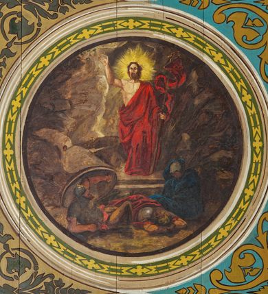 Zdjęcie nr 12: Ściany kościoła malowane w kolorze jasnozielonym, artykułowane malowanymi pilastrami o korynckich kapitelach z trzonami wypełnionymi motywem symetrycznej arabeski. Na ścianach nawy i prezbiterium, pomiędzy pilastrami wydzielone prostokątne pola w ramach wypełnionych geometrycznym ornamentem z całopostaciowymi przedstawieniami apostołów wraz z ich atrybutami. Każda z ram podzielona na dwie kwatery. W górnych umieszczone wizerunki apostołów, w dolnych inskrypcje na tle ornamentu roślinnego i złoconych krzyży: SW(IĘTY) JAKOB MŁODSZY, SW(IĘTY) JAN, SW(IĘTY) JĘDRZEJ, SW(IĘTY) PIOTR, SW(IĘTY) PAWEŁ, SW(IĘTY) BARTŁOMIEJ, SW(IĘTY) SZYMON, SW(IĘTY) JAKOB STARSZY, SW(IĘTY) TOMASZ, SW(IĘTY) MATEUSZ,  SW(IĘTY) FILIP, SW(IĘTY) TADEUSZ. W górnej części ścian malowany fryz wypełniony prostokątnymi płycinami wypełnionymi naprzemiennie ornamentem roślinnym i cęgowym oraz malowanymi en grisaille postaciami puttów trzymających girlandy. Na stropie prezbiterium malowanym kolorem niebiesko-zielonym, w części centralnej wydzielona rama w kształcie stojącego prostokąta o ściętych narożach mieszcząca scenę Wniebowzięcia Marii. Rama ujęta 14 mniejszymi medalionami wplecionymi w ornament roślinny mieszczącymi sceny z życia Marii i Chrystusa: Zwiastowanie, Nawiedzenie, św. Elżbiety, Boże Narodzenie, Ofiarowanie Chrystusa w świątyni, Odnalezienie Chrystusa w świątyni, Modlitwę w ogrójcu, Biczowanie, Cierniem koronowanie, Drogę krzyżową, Ukrzyżowanie, Zmartwychwstanie, Przemienienie na górze Tabor, Zesłanie Ducha Świętego i Koronację Marii. Na ścianie tęczowej, na jasnożółtym tle postaci dwóch ustawionych naprzeciwko siebie klęczących na obłokach aniołów, z których anioł z lewej strony wskazuje palcem przed siebie, anioł z prawej składa ręce w geście modlitwy. Na stropie nawy malowanym kolorem jasnoniebieskim, w części centralnej pole w kształcie stojącego prostokąta ujętego ramą dekorowaną ornamentem geometrycznym i roślinnym ze sceną  Przemienienia na górze Tabor malowaną według obrazu Rafaela Santi o tym samym temacie. Balustrada chóru muzycznego malowana w odcieniach jasnej zieleni, z dekoracją płycinową. W płycinach dekoracja roślinna o charakterze arabeskowych, w płycinie centralnej dodatkowo przedstawienie harfy ujętej liśćmi laurowymi i zwieńczonej gwiazdą. U dołu balustrady fryz wypełniony motywem palmety, u góry fryz z motywem kwiatowym.