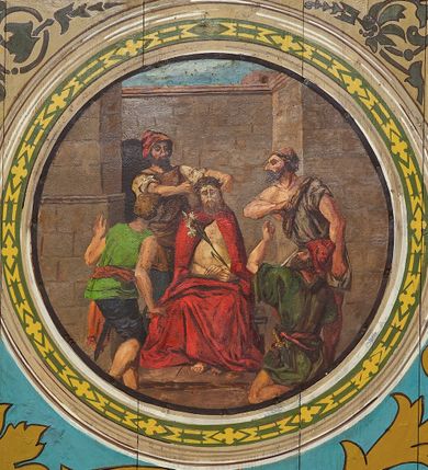 Zdjęcie nr 15: Ściany kościoła malowane w kolorze jasnozielonym, artykułowane malowanymi pilastrami o korynckich kapitelach z trzonami wypełnionymi motywem symetrycznej arabeski. Na ścianach nawy i prezbiterium, pomiędzy pilastrami wydzielone prostokątne pola w ramach wypełnionych geometrycznym ornamentem z całopostaciowymi przedstawieniami apostołów wraz z ich atrybutami. Każda z ram podzielona na dwie kwatery. W górnych umieszczone wizerunki apostołów, w dolnych inskrypcje na tle ornamentu roślinnego i złoconych krzyży: SW(IĘTY) JAKOB MŁODSZY, SW(IĘTY) JAN, SW(IĘTY) JĘDRZEJ, SW(IĘTY) PIOTR, SW(IĘTY) PAWEŁ, SW(IĘTY) BARTŁOMIEJ, SW(IĘTY) SZYMON, SW(IĘTY) JAKOB STARSZY, SW(IĘTY) TOMASZ, SW(IĘTY) MATEUSZ,  SW(IĘTY) FILIP, SW(IĘTY) TADEUSZ. W górnej części ścian malowany fryz wypełniony prostokątnymi płycinami wypełnionymi naprzemiennie ornamentem roślinnym i cęgowym oraz malowanymi en grisaille postaciami puttów trzymających girlandy. Na stropie prezbiterium malowanym kolorem niebiesko-zielonym, w części centralnej wydzielona rama w kształcie stojącego prostokąta o ściętych narożach mieszcząca scenę Wniebowzięcia Marii. Rama ujęta 14 mniejszymi medalionami wplecionymi w ornament roślinny mieszczącymi sceny z życia Marii i Chrystusa: Zwiastowanie, Nawiedzenie, św. Elżbiety, Boże Narodzenie, Ofiarowanie Chrystusa w świątyni, Odnalezienie Chrystusa w świątyni, Modlitwę w ogrójcu, Biczowanie, Cierniem koronowanie, Drogę krzyżową, Ukrzyżowanie, Zmartwychwstanie, Przemienienie na górze Tabor, Zesłanie Ducha Świętego i Koronację Marii. Na ścianie tęczowej, na jasnożółtym tle postaci dwóch ustawionych naprzeciwko siebie klęczących na obłokach aniołów, z których anioł z lewej strony wskazuje palcem przed siebie, anioł z prawej składa ręce w geście modlitwy. Na stropie nawy malowanym kolorem jasnoniebieskim, w części centralnej pole w kształcie stojącego prostokąta ujętego ramą dekorowaną ornamentem geometrycznym i roślinnym ze sceną  Przemienienia na górze Tabor malowaną według obrazu Rafaela Santi o tym samym temacie. Balustrada chóru muzycznego malowana w odcieniach jasnej zieleni, z dekoracją płycinową. W płycinach dekoracja roślinna o charakterze arabeskowych, w płycinie centralnej dodatkowo przedstawienie harfy ujętej liśćmi laurowymi i zwieńczonej gwiazdą. U dołu balustrady fryz wypełniony motywem palmety, u góry fryz z motywem kwiatowym.