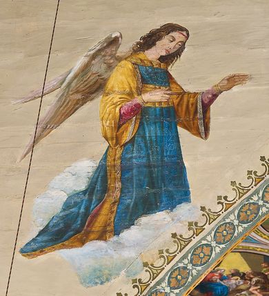 Zdjęcie nr 17: Ściany kościoła malowane w kolorze jasnozielonym, artykułowane malowanymi pilastrami o korynckich kapitelach z trzonami wypełnionymi motywem symetrycznej arabeski. Na ścianach nawy i prezbiterium, pomiędzy pilastrami wydzielone prostokątne pola w ramach wypełnionych geometrycznym ornamentem z całopostaciowymi przedstawieniami apostołów wraz z ich atrybutami. Każda z ram podzielona na dwie kwatery. W górnych umieszczone wizerunki apostołów, w dolnych inskrypcje na tle ornamentu roślinnego i złoconych krzyży: SW(IĘTY) JAKOB MŁODSZY, SW(IĘTY) JAN, SW(IĘTY) JĘDRZEJ, SW(IĘTY) PIOTR, SW(IĘTY) PAWEŁ, SW(IĘTY) BARTŁOMIEJ, SW(IĘTY) SZYMON, SW(IĘTY) JAKOB STARSZY, SW(IĘTY) TOMASZ, SW(IĘTY) MATEUSZ,  SW(IĘTY) FILIP, SW(IĘTY) TADEUSZ. W górnej części ścian malowany fryz wypełniony prostokątnymi płycinami wypełnionymi naprzemiennie ornamentem roślinnym i cęgowym oraz malowanymi en grisaille postaciami puttów trzymających girlandy. Na stropie prezbiterium malowanym kolorem niebiesko-zielonym, w części centralnej wydzielona rama w kształcie stojącego prostokąta o ściętych narożach mieszcząca scenę Wniebowzięcia Marii. Rama ujęta 14 mniejszymi medalionami wplecionymi w ornament roślinny mieszczącymi sceny z życia Marii i Chrystusa: Zwiastowanie, Nawiedzenie, św. Elżbiety, Boże Narodzenie, Ofiarowanie Chrystusa w świątyni, Odnalezienie Chrystusa w świątyni, Modlitwę w ogrójcu, Biczowanie, Cierniem koronowanie, Drogę krzyżową, Ukrzyżowanie, Zmartwychwstanie, Przemienienie na górze Tabor, Zesłanie Ducha Świętego i Koronację Marii. Na ścianie tęczowej, na jasnożółtym tle postaci dwóch ustawionych naprzeciwko siebie klęczących na obłokach aniołów, z których anioł z lewej strony wskazuje palcem przed siebie, anioł z prawej składa ręce w geście modlitwy. Na stropie nawy malowanym kolorem jasnoniebieskim, w części centralnej pole w kształcie stojącego prostokąta ujętego ramą dekorowaną ornamentem geometrycznym i roślinnym ze sceną  Przemienienia na górze Tabor malowaną według obrazu Rafaela Santi o tym samym temacie. Balustrada chóru muzycznego malowana w odcieniach jasnej zieleni, z dekoracją płycinową. W płycinach dekoracja roślinna o charakterze arabeskowych, w płycinie centralnej dodatkowo przedstawienie harfy ujętej liśćmi laurowymi i zwieńczonej gwiazdą. U dołu balustrady fryz wypełniony motywem palmety, u góry fryz z motywem kwiatowym.