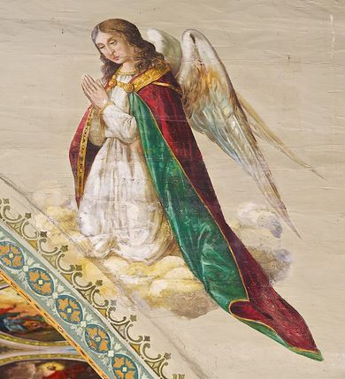 Zdjęcie nr 16: Ściany kościoła malowane w kolorze jasnozielonym, artykułowane malowanymi pilastrami o korynckich kapitelach z trzonami wypełnionymi motywem symetrycznej arabeski. Na ścianach nawy i prezbiterium, pomiędzy pilastrami wydzielone prostokątne pola w ramach wypełnionych geometrycznym ornamentem z całopostaciowymi przedstawieniami apostołów wraz z ich atrybutami. Każda z ram podzielona na dwie kwatery. W górnych umieszczone wizerunki apostołów, w dolnych inskrypcje na tle ornamentu roślinnego i złoconych krzyży: SW(IĘTY) JAKOB MŁODSZY, SW(IĘTY) JAN, SW(IĘTY) JĘDRZEJ, SW(IĘTY) PIOTR, SW(IĘTY) PAWEŁ, SW(IĘTY) BARTŁOMIEJ, SW(IĘTY) SZYMON, SW(IĘTY) JAKOB STARSZY, SW(IĘTY) TOMASZ, SW(IĘTY) MATEUSZ,  SW(IĘTY) FILIP, SW(IĘTY) TADEUSZ. W górnej części ścian malowany fryz wypełniony prostokątnymi płycinami wypełnionymi naprzemiennie ornamentem roślinnym i cęgowym oraz malowanymi en grisaille postaciami puttów trzymających girlandy. Na stropie prezbiterium malowanym kolorem niebiesko-zielonym, w części centralnej wydzielona rama w kształcie stojącego prostokąta o ściętych narożach mieszcząca scenę Wniebowzięcia Marii. Rama ujęta 14 mniejszymi medalionami wplecionymi w ornament roślinny mieszczącymi sceny z życia Marii i Chrystusa: Zwiastowanie, Nawiedzenie, św. Elżbiety, Boże Narodzenie, Ofiarowanie Chrystusa w świątyni, Odnalezienie Chrystusa w świątyni, Modlitwę w ogrójcu, Biczowanie, Cierniem koronowanie, Drogę krzyżową, Ukrzyżowanie, Zmartwychwstanie, Przemienienie na górze Tabor, Zesłanie Ducha Świętego i Koronację Marii. Na ścianie tęczowej, na jasnożółtym tle postaci dwóch ustawionych naprzeciwko siebie klęczących na obłokach aniołów, z których anioł z lewej strony wskazuje palcem przed siebie, anioł z prawej składa ręce w geście modlitwy. Na stropie nawy malowanym kolorem jasnoniebieskim, w części centralnej pole w kształcie stojącego prostokąta ujętego ramą dekorowaną ornamentem geometrycznym i roślinnym ze sceną  Przemienienia na górze Tabor malowaną według obrazu Rafaela Santi o tym samym temacie. Balustrada chóru muzycznego malowana w odcieniach jasnej zieleni, z dekoracją płycinową. W płycinach dekoracja roślinna o charakterze arabeskowych, w płycinie centralnej dodatkowo przedstawienie harfy ujętej liśćmi laurowymi i zwieńczonej gwiazdą. U dołu balustrady fryz wypełniony motywem palmety, u góry fryz z motywem kwiatowym.