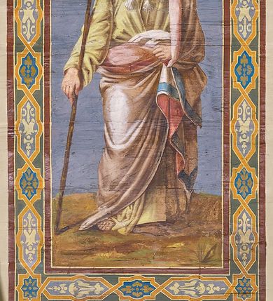 Zdjęcie nr 18: Ściany kościoła malowane w kolorze jasnozielonym, artykułowane malowanymi pilastrami o korynckich kapitelach z trzonami wypełnionymi motywem symetrycznej arabeski. Na ścianach nawy i prezbiterium, pomiędzy pilastrami wydzielone prostokątne pola w ramach wypełnionych geometrycznym ornamentem z całopostaciowymi przedstawieniami apostołów wraz z ich atrybutami. Każda z ram podzielona na dwie kwatery. W górnych umieszczone wizerunki apostołów, w dolnych inskrypcje na tle ornamentu roślinnego i złoconych krzyży: SW(IĘTY) JAKOB MŁODSZY, SW(IĘTY) JAN, SW(IĘTY) JĘDRZEJ, SW(IĘTY) PIOTR, SW(IĘTY) PAWEŁ, SW(IĘTY) BARTŁOMIEJ, SW(IĘTY) SZYMON, SW(IĘTY) JAKOB STARSZY, SW(IĘTY) TOMASZ, SW(IĘTY) MATEUSZ,  SW(IĘTY) FILIP, SW(IĘTY) TADEUSZ. W górnej części ścian malowany fryz wypełniony prostokątnymi płycinami wypełnionymi naprzemiennie ornamentem roślinnym i cęgowym oraz malowanymi en grisaille postaciami puttów trzymających girlandy. Na stropie prezbiterium malowanym kolorem niebiesko-zielonym, w części centralnej wydzielona rama w kształcie stojącego prostokąta o ściętych narożach mieszcząca scenę Wniebowzięcia Marii. Rama ujęta 14 mniejszymi medalionami wplecionymi w ornament roślinny mieszczącymi sceny z życia Marii i Chrystusa: Zwiastowanie, Nawiedzenie, św. Elżbiety, Boże Narodzenie, Ofiarowanie Chrystusa w świątyni, Odnalezienie Chrystusa w świątyni, Modlitwę w ogrójcu, Biczowanie, Cierniem koronowanie, Drogę krzyżową, Ukrzyżowanie, Zmartwychwstanie, Przemienienie na górze Tabor, Zesłanie Ducha Świętego i Koronację Marii. Na ścianie tęczowej, na jasnożółtym tle postaci dwóch ustawionych naprzeciwko siebie klęczących na obłokach aniołów, z których anioł z lewej strony wskazuje palcem przed siebie, anioł z prawej składa ręce w geście modlitwy. Na stropie nawy malowanym kolorem jasnoniebieskim, w części centralnej pole w kształcie stojącego prostokąta ujętego ramą dekorowaną ornamentem geometrycznym i roślinnym ze sceną  Przemienienia na górze Tabor malowaną według obrazu Rafaela Santi o tym samym temacie. Balustrada chóru muzycznego malowana w odcieniach jasnej zieleni, z dekoracją płycinową. W płycinach dekoracja roślinna o charakterze arabeskowych, w płycinie centralnej dodatkowo przedstawienie harfy ujętej liśćmi laurowymi i zwieńczonej gwiazdą. U dołu balustrady fryz wypełniony motywem palmety, u góry fryz z motywem kwiatowym.