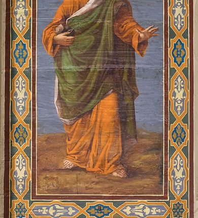 Zdjęcie nr 19: Ściany kościoła malowane w kolorze jasnozielonym, artykułowane malowanymi pilastrami o korynckich kapitelach z trzonami wypełnionymi motywem symetrycznej arabeski. Na ścianach nawy i prezbiterium, pomiędzy pilastrami wydzielone prostokątne pola w ramach wypełnionych geometrycznym ornamentem z całopostaciowymi przedstawieniami apostołów wraz z ich atrybutami. Każda z ram podzielona na dwie kwatery. W górnych umieszczone wizerunki apostołów, w dolnych inskrypcje na tle ornamentu roślinnego i złoconych krzyży: SW(IĘTY) JAKOB MŁODSZY, SW(IĘTY) JAN, SW(IĘTY) JĘDRZEJ, SW(IĘTY) PIOTR, SW(IĘTY) PAWEŁ, SW(IĘTY) BARTŁOMIEJ, SW(IĘTY) SZYMON, SW(IĘTY) JAKOB STARSZY, SW(IĘTY) TOMASZ, SW(IĘTY) MATEUSZ,  SW(IĘTY) FILIP, SW(IĘTY) TADEUSZ. W górnej części ścian malowany fryz wypełniony prostokątnymi płycinami wypełnionymi naprzemiennie ornamentem roślinnym i cęgowym oraz malowanymi en grisaille postaciami puttów trzymających girlandy. Na stropie prezbiterium malowanym kolorem niebiesko-zielonym, w części centralnej wydzielona rama w kształcie stojącego prostokąta o ściętych narożach mieszcząca scenę Wniebowzięcia Marii. Rama ujęta 14 mniejszymi medalionami wplecionymi w ornament roślinny mieszczącymi sceny z życia Marii i Chrystusa: Zwiastowanie, Nawiedzenie, św. Elżbiety, Boże Narodzenie, Ofiarowanie Chrystusa w świątyni, Odnalezienie Chrystusa w świątyni, Modlitwę w ogrójcu, Biczowanie, Cierniem koronowanie, Drogę krzyżową, Ukrzyżowanie, Zmartwychwstanie, Przemienienie na górze Tabor, Zesłanie Ducha Świętego i Koronację Marii. Na ścianie tęczowej, na jasnożółtym tle postaci dwóch ustawionych naprzeciwko siebie klęczących na obłokach aniołów, z których anioł z lewej strony wskazuje palcem przed siebie, anioł z prawej składa ręce w geście modlitwy. Na stropie nawy malowanym kolorem jasnoniebieskim, w części centralnej pole w kształcie stojącego prostokąta ujętego ramą dekorowaną ornamentem geometrycznym i roślinnym ze sceną  Przemienienia na górze Tabor malowaną według obrazu Rafaela Santi o tym samym temacie. Balustrada chóru muzycznego malowana w odcieniach jasnej zieleni, z dekoracją płycinową. W płycinach dekoracja roślinna o charakterze arabeskowych, w płycinie centralnej dodatkowo przedstawienie harfy ujętej liśćmi laurowymi i zwieńczonej gwiazdą. U dołu balustrady fryz wypełniony motywem palmety, u góry fryz z motywem kwiatowym.