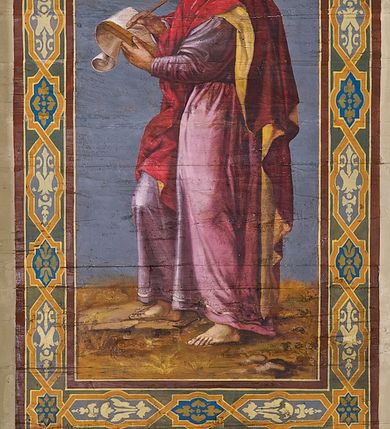 Zdjęcie nr 20: Ściany kościoła malowane w kolorze jasnozielonym, artykułowane malowanymi pilastrami o korynckich kapitelach z trzonami wypełnionymi motywem symetrycznej arabeski. Na ścianach nawy i prezbiterium, pomiędzy pilastrami wydzielone prostokątne pola w ramach wypełnionych geometrycznym ornamentem z całopostaciowymi przedstawieniami apostołów wraz z ich atrybutami. Każda z ram podzielona na dwie kwatery. W górnych umieszczone wizerunki apostołów, w dolnych inskrypcje na tle ornamentu roślinnego i złoconych krzyży: SW(IĘTY) JAKOB MŁODSZY, SW(IĘTY) JAN, SW(IĘTY) JĘDRZEJ, SW(IĘTY) PIOTR, SW(IĘTY) PAWEŁ, SW(IĘTY) BARTŁOMIEJ, SW(IĘTY) SZYMON, SW(IĘTY) JAKOB STARSZY, SW(IĘTY) TOMASZ, SW(IĘTY) MATEUSZ,  SW(IĘTY) FILIP, SW(IĘTY) TADEUSZ. W górnej części ścian malowany fryz wypełniony prostokątnymi płycinami wypełnionymi naprzemiennie ornamentem roślinnym i cęgowym oraz malowanymi en grisaille postaciami puttów trzymających girlandy. Na stropie prezbiterium malowanym kolorem niebiesko-zielonym, w części centralnej wydzielona rama w kształcie stojącego prostokąta o ściętych narożach mieszcząca scenę Wniebowzięcia Marii. Rama ujęta 14 mniejszymi medalionami wplecionymi w ornament roślinny mieszczącymi sceny z życia Marii i Chrystusa: Zwiastowanie, Nawiedzenie, św. Elżbiety, Boże Narodzenie, Ofiarowanie Chrystusa w świątyni, Odnalezienie Chrystusa w świątyni, Modlitwę w ogrójcu, Biczowanie, Cierniem koronowanie, Drogę krzyżową, Ukrzyżowanie, Zmartwychwstanie, Przemienienie na górze Tabor, Zesłanie Ducha Świętego i Koronację Marii. Na ścianie tęczowej, na jasnożółtym tle postaci dwóch ustawionych naprzeciwko siebie klęczących na obłokach aniołów, z których anioł z lewej strony wskazuje palcem przed siebie, anioł z prawej składa ręce w geście modlitwy. Na stropie nawy malowanym kolorem jasnoniebieskim, w części centralnej pole w kształcie stojącego prostokąta ujętego ramą dekorowaną ornamentem geometrycznym i roślinnym ze sceną  Przemienienia na górze Tabor malowaną według obrazu Rafaela Santi o tym samym temacie. Balustrada chóru muzycznego malowana w odcieniach jasnej zieleni, z dekoracją płycinową. W płycinach dekoracja roślinna o charakterze arabeskowych, w płycinie centralnej dodatkowo przedstawienie harfy ujętej liśćmi laurowymi i zwieńczonej gwiazdą. U dołu balustrady fryz wypełniony motywem palmety, u góry fryz z motywem kwiatowym.