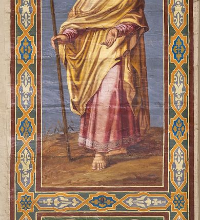 Zdjęcie nr 21: Ściany kościoła malowane w kolorze jasnozielonym, artykułowane malowanymi pilastrami o korynckich kapitelach z trzonami wypełnionymi motywem symetrycznej arabeski. Na ścianach nawy i prezbiterium, pomiędzy pilastrami wydzielone prostokątne pola w ramach wypełnionych geometrycznym ornamentem z całopostaciowymi przedstawieniami apostołów wraz z ich atrybutami. Każda z ram podzielona na dwie kwatery. W górnych umieszczone wizerunki apostołów, w dolnych inskrypcje na tle ornamentu roślinnego i złoconych krzyży: SW(IĘTY) JAKOB MŁODSZY, SW(IĘTY) JAN, SW(IĘTY) JĘDRZEJ, SW(IĘTY) PIOTR, SW(IĘTY) PAWEŁ, SW(IĘTY) BARTŁOMIEJ, SW(IĘTY) SZYMON, SW(IĘTY) JAKOB STARSZY, SW(IĘTY) TOMASZ, SW(IĘTY) MATEUSZ,  SW(IĘTY) FILIP, SW(IĘTY) TADEUSZ. W górnej części ścian malowany fryz wypełniony prostokątnymi płycinami wypełnionymi naprzemiennie ornamentem roślinnym i cęgowym oraz malowanymi en grisaille postaciami puttów trzymających girlandy. Na stropie prezbiterium malowanym kolorem niebiesko-zielonym, w części centralnej wydzielona rama w kształcie stojącego prostokąta o ściętych narożach mieszcząca scenę Wniebowzięcia Marii. Rama ujęta 14 mniejszymi medalionami wplecionymi w ornament roślinny mieszczącymi sceny z życia Marii i Chrystusa: Zwiastowanie, Nawiedzenie, św. Elżbiety, Boże Narodzenie, Ofiarowanie Chrystusa w świątyni, Odnalezienie Chrystusa w świątyni, Modlitwę w ogrójcu, Biczowanie, Cierniem koronowanie, Drogę krzyżową, Ukrzyżowanie, Zmartwychwstanie, Przemienienie na górze Tabor, Zesłanie Ducha Świętego i Koronację Marii. Na ścianie tęczowej, na jasnożółtym tle postaci dwóch ustawionych naprzeciwko siebie klęczących na obłokach aniołów, z których anioł z lewej strony wskazuje palcem przed siebie, anioł z prawej składa ręce w geście modlitwy. Na stropie nawy malowanym kolorem jasnoniebieskim, w części centralnej pole w kształcie stojącego prostokąta ujętego ramą dekorowaną ornamentem geometrycznym i roślinnym ze sceną  Przemienienia na górze Tabor malowaną według obrazu Rafaela Santi o tym samym temacie. Balustrada chóru muzycznego malowana w odcieniach jasnej zieleni, z dekoracją płycinową. W płycinach dekoracja roślinna o charakterze arabeskowych, w płycinie centralnej dodatkowo przedstawienie harfy ujętej liśćmi laurowymi i zwieńczonej gwiazdą. U dołu balustrady fryz wypełniony motywem palmety, u góry fryz z motywem kwiatowym.