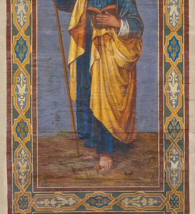 Zdjęcie nr 22: Ściany kościoła malowane w kolorze jasnozielonym, artykułowane malowanymi pilastrami o korynckich kapitelach z trzonami wypełnionymi motywem symetrycznej arabeski. Na ścianach nawy i prezbiterium, pomiędzy pilastrami wydzielone prostokątne pola w ramach wypełnionych geometrycznym ornamentem z całopostaciowymi przedstawieniami apostołów wraz z ich atrybutami. Każda z ram podzielona na dwie kwatery. W górnych umieszczone wizerunki apostołów, w dolnych inskrypcje na tle ornamentu roślinnego i złoconych krzyży: SW(IĘTY) JAKOB MŁODSZY, SW(IĘTY) JAN, SW(IĘTY) JĘDRZEJ, SW(IĘTY) PIOTR, SW(IĘTY) PAWEŁ, SW(IĘTY) BARTŁOMIEJ, SW(IĘTY) SZYMON, SW(IĘTY) JAKOB STARSZY, SW(IĘTY) TOMASZ, SW(IĘTY) MATEUSZ,  SW(IĘTY) FILIP, SW(IĘTY) TADEUSZ. W górnej części ścian malowany fryz wypełniony prostokątnymi płycinami wypełnionymi naprzemiennie ornamentem roślinnym i cęgowym oraz malowanymi en grisaille postaciami puttów trzymających girlandy. Na stropie prezbiterium malowanym kolorem niebiesko-zielonym, w części centralnej wydzielona rama w kształcie stojącego prostokąta o ściętych narożach mieszcząca scenę Wniebowzięcia Marii. Rama ujęta 14 mniejszymi medalionami wplecionymi w ornament roślinny mieszczącymi sceny z życia Marii i Chrystusa: Zwiastowanie, Nawiedzenie, św. Elżbiety, Boże Narodzenie, Ofiarowanie Chrystusa w świątyni, Odnalezienie Chrystusa w świątyni, Modlitwę w ogrójcu, Biczowanie, Cierniem koronowanie, Drogę krzyżową, Ukrzyżowanie, Zmartwychwstanie, Przemienienie na górze Tabor, Zesłanie Ducha Świętego i Koronację Marii. Na ścianie tęczowej, na jasnożółtym tle postaci dwóch ustawionych naprzeciwko siebie klęczących na obłokach aniołów, z których anioł z lewej strony wskazuje palcem przed siebie, anioł z prawej składa ręce w geście modlitwy. Na stropie nawy malowanym kolorem jasnoniebieskim, w części centralnej pole w kształcie stojącego prostokąta ujętego ramą dekorowaną ornamentem geometrycznym i roślinnym ze sceną  Przemienienia na górze Tabor malowaną według obrazu Rafaela Santi o tym samym temacie. Balustrada chóru muzycznego malowana w odcieniach jasnej zieleni, z dekoracją płycinową. W płycinach dekoracja roślinna o charakterze arabeskowych, w płycinie centralnej dodatkowo przedstawienie harfy ujętej liśćmi laurowymi i zwieńczonej gwiazdą. U dołu balustrady fryz wypełniony motywem palmety, u góry fryz z motywem kwiatowym.