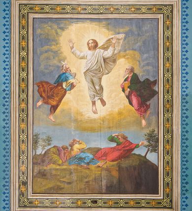 Zdjęcie nr 26: Ściany kościoła malowane w kolorze jasnozielonym, artykułowane malowanymi pilastrami o korynckich kapitelach z trzonami wypełnionymi motywem symetrycznej arabeski. Na ścianach nawy i prezbiterium, pomiędzy pilastrami wydzielone prostokątne pola w ramach wypełnionych geometrycznym ornamentem z całopostaciowymi przedstawieniami apostołów wraz z ich atrybutami. Każda z ram podzielona na dwie kwatery. W górnych umieszczone wizerunki apostołów, w dolnych inskrypcje na tle ornamentu roślinnego i złoconych krzyży: SW(IĘTY) JAKOB MŁODSZY, SW(IĘTY) JAN, SW(IĘTY) JĘDRZEJ, SW(IĘTY) PIOTR, SW(IĘTY) PAWEŁ, SW(IĘTY) BARTŁOMIEJ, SW(IĘTY) SZYMON, SW(IĘTY) JAKOB STARSZY, SW(IĘTY) TOMASZ, SW(IĘTY) MATEUSZ,  SW(IĘTY) FILIP, SW(IĘTY) TADEUSZ. W górnej części ścian malowany fryz wypełniony prostokątnymi płycinami wypełnionymi naprzemiennie ornamentem roślinnym i cęgowym oraz malowanymi en grisaille postaciami puttów trzymających girlandy. Na stropie prezbiterium malowanym kolorem niebiesko-zielonym, w części centralnej wydzielona rama w kształcie stojącego prostokąta o ściętych narożach mieszcząca scenę Wniebowzięcia Marii. Rama ujęta 14 mniejszymi medalionami wplecionymi w ornament roślinny mieszczącymi sceny z życia Marii i Chrystusa: Zwiastowanie, Nawiedzenie, św. Elżbiety, Boże Narodzenie, Ofiarowanie Chrystusa w świątyni, Odnalezienie Chrystusa w świątyni, Modlitwę w ogrójcu, Biczowanie, Cierniem koronowanie, Drogę krzyżową, Ukrzyżowanie, Zmartwychwstanie, Przemienienie na górze Tabor, Zesłanie Ducha Świętego i Koronację Marii. Na ścianie tęczowej, na jasnożółtym tle postaci dwóch ustawionych naprzeciwko siebie klęczących na obłokach aniołów, z których anioł z lewej strony wskazuje palcem przed siebie, anioł z prawej składa ręce w geście modlitwy. Na stropie nawy malowanym kolorem jasnoniebieskim, w części centralnej pole w kształcie stojącego prostokąta ujętego ramą dekorowaną ornamentem geometrycznym i roślinnym ze sceną  Przemienienia na górze Tabor malowaną według obrazu Rafaela Santi o tym samym temacie. Balustrada chóru muzycznego malowana w odcieniach jasnej zieleni, z dekoracją płycinową. W płycinach dekoracja roślinna o charakterze arabeskowych, w płycinie centralnej dodatkowo przedstawienie harfy ujętej liśćmi laurowymi i zwieńczonej gwiazdą. U dołu balustrady fryz wypełniony motywem palmety, u góry fryz z motywem kwiatowym.