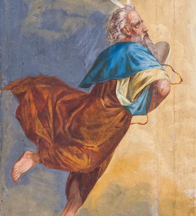 Zdjęcie nr 25: Ściany kościoła malowane w kolorze jasnozielonym, artykułowane malowanymi pilastrami o korynckich kapitelach z trzonami wypełnionymi motywem symetrycznej arabeski. Na ścianach nawy i prezbiterium, pomiędzy pilastrami wydzielone prostokątne pola w ramach wypełnionych geometrycznym ornamentem z całopostaciowymi przedstawieniami apostołów wraz z ich atrybutami. Każda z ram podzielona na dwie kwatery. W górnych umieszczone wizerunki apostołów, w dolnych inskrypcje na tle ornamentu roślinnego i złoconych krzyży: SW(IĘTY) JAKOB MŁODSZY, SW(IĘTY) JAN, SW(IĘTY) JĘDRZEJ, SW(IĘTY) PIOTR, SW(IĘTY) PAWEŁ, SW(IĘTY) BARTŁOMIEJ, SW(IĘTY) SZYMON, SW(IĘTY) JAKOB STARSZY, SW(IĘTY) TOMASZ, SW(IĘTY) MATEUSZ,  SW(IĘTY) FILIP, SW(IĘTY) TADEUSZ. W górnej części ścian malowany fryz wypełniony prostokątnymi płycinami wypełnionymi naprzemiennie ornamentem roślinnym i cęgowym oraz malowanymi en grisaille postaciami puttów trzymających girlandy. Na stropie prezbiterium malowanym kolorem niebiesko-zielonym, w części centralnej wydzielona rama w kształcie stojącego prostokąta o ściętych narożach mieszcząca scenę Wniebowzięcia Marii. Rama ujęta 14 mniejszymi medalionami wplecionymi w ornament roślinny mieszczącymi sceny z życia Marii i Chrystusa: Zwiastowanie, Nawiedzenie, św. Elżbiety, Boże Narodzenie, Ofiarowanie Chrystusa w świątyni, Odnalezienie Chrystusa w świątyni, Modlitwę w ogrójcu, Biczowanie, Cierniem koronowanie, Drogę krzyżową, Ukrzyżowanie, Zmartwychwstanie, Przemienienie na górze Tabor, Zesłanie Ducha Świętego i Koronację Marii. Na ścianie tęczowej, na jasnożółtym tle postaci dwóch ustawionych naprzeciwko siebie klęczących na obłokach aniołów, z których anioł z lewej strony wskazuje palcem przed siebie, anioł z prawej składa ręce w geście modlitwy. Na stropie nawy malowanym kolorem jasnoniebieskim, w części centralnej pole w kształcie stojącego prostokąta ujętego ramą dekorowaną ornamentem geometrycznym i roślinnym ze sceną  Przemienienia na górze Tabor malowaną według obrazu Rafaela Santi o tym samym temacie. Balustrada chóru muzycznego malowana w odcieniach jasnej zieleni, z dekoracją płycinową. W płycinach dekoracja roślinna o charakterze arabeskowych, w płycinie centralnej dodatkowo przedstawienie harfy ujętej liśćmi laurowymi i zwieńczonej gwiazdą. U dołu balustrady fryz wypełniony motywem palmety, u góry fryz z motywem kwiatowym.