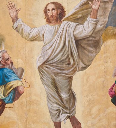 Zdjęcie nr 23: Ściany kościoła malowane w kolorze jasnozielonym, artykułowane malowanymi pilastrami o korynckich kapitelach z trzonami wypełnionymi motywem symetrycznej arabeski. Na ścianach nawy i prezbiterium, pomiędzy pilastrami wydzielone prostokątne pola w ramach wypełnionych geometrycznym ornamentem z całopostaciowymi przedstawieniami apostołów wraz z ich atrybutami. Każda z ram podzielona na dwie kwatery. W górnych umieszczone wizerunki apostołów, w dolnych inskrypcje na tle ornamentu roślinnego i złoconych krzyży: SW(IĘTY) JAKOB MŁODSZY, SW(IĘTY) JAN, SW(IĘTY) JĘDRZEJ, SW(IĘTY) PIOTR, SW(IĘTY) PAWEŁ, SW(IĘTY) BARTŁOMIEJ, SW(IĘTY) SZYMON, SW(IĘTY) JAKOB STARSZY, SW(IĘTY) TOMASZ, SW(IĘTY) MATEUSZ,  SW(IĘTY) FILIP, SW(IĘTY) TADEUSZ. W górnej części ścian malowany fryz wypełniony prostokątnymi płycinami wypełnionymi naprzemiennie ornamentem roślinnym i cęgowym oraz malowanymi en grisaille postaciami puttów trzymających girlandy. Na stropie prezbiterium malowanym kolorem niebiesko-zielonym, w części centralnej wydzielona rama w kształcie stojącego prostokąta o ściętych narożach mieszcząca scenę Wniebowzięcia Marii. Rama ujęta 14 mniejszymi medalionami wplecionymi w ornament roślinny mieszczącymi sceny z życia Marii i Chrystusa: Zwiastowanie, Nawiedzenie, św. Elżbiety, Boże Narodzenie, Ofiarowanie Chrystusa w świątyni, Odnalezienie Chrystusa w świątyni, Modlitwę w ogrójcu, Biczowanie, Cierniem koronowanie, Drogę krzyżową, Ukrzyżowanie, Zmartwychwstanie, Przemienienie na górze Tabor, Zesłanie Ducha Świętego i Koronację Marii. Na ścianie tęczowej, na jasnożółtym tle postaci dwóch ustawionych naprzeciwko siebie klęczących na obłokach aniołów, z których anioł z lewej strony wskazuje palcem przed siebie, anioł z prawej składa ręce w geście modlitwy. Na stropie nawy malowanym kolorem jasnoniebieskim, w części centralnej pole w kształcie stojącego prostokąta ujętego ramą dekorowaną ornamentem geometrycznym i roślinnym ze sceną  Przemienienia na górze Tabor malowaną według obrazu Rafaela Santi o tym samym temacie. Balustrada chóru muzycznego malowana w odcieniach jasnej zieleni, z dekoracją płycinową. W płycinach dekoracja roślinna o charakterze arabeskowych, w płycinie centralnej dodatkowo przedstawienie harfy ujętej liśćmi laurowymi i zwieńczonej gwiazdą. U dołu balustrady fryz wypełniony motywem palmety, u góry fryz z motywem kwiatowym.