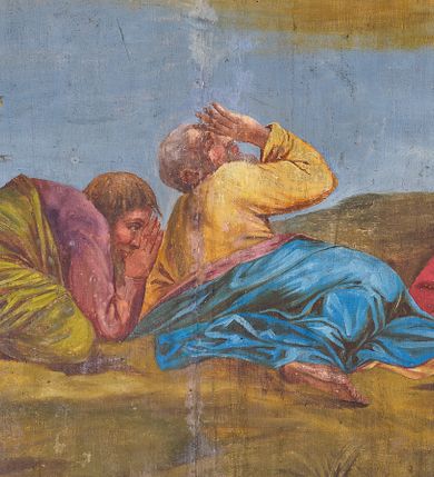 Zdjęcie nr 28: Ściany kościoła malowane w kolorze jasnozielonym, artykułowane malowanymi pilastrami o korynckich kapitelach z trzonami wypełnionymi motywem symetrycznej arabeski. Na ścianach nawy i prezbiterium, pomiędzy pilastrami wydzielone prostokątne pola w ramach wypełnionych geometrycznym ornamentem z całopostaciowymi przedstawieniami apostołów wraz z ich atrybutami. Każda z ram podzielona na dwie kwatery. W górnych umieszczone wizerunki apostołów, w dolnych inskrypcje na tle ornamentu roślinnego i złoconych krzyży: SW(IĘTY) JAKOB MŁODSZY, SW(IĘTY) JAN, SW(IĘTY) JĘDRZEJ, SW(IĘTY) PIOTR, SW(IĘTY) PAWEŁ, SW(IĘTY) BARTŁOMIEJ, SW(IĘTY) SZYMON, SW(IĘTY) JAKOB STARSZY, SW(IĘTY) TOMASZ, SW(IĘTY) MATEUSZ,  SW(IĘTY) FILIP, SW(IĘTY) TADEUSZ. W górnej części ścian malowany fryz wypełniony prostokątnymi płycinami wypełnionymi naprzemiennie ornamentem roślinnym i cęgowym oraz malowanymi en grisaille postaciami puttów trzymających girlandy. Na stropie prezbiterium malowanym kolorem niebiesko-zielonym, w części centralnej wydzielona rama w kształcie stojącego prostokąta o ściętych narożach mieszcząca scenę Wniebowzięcia Marii. Rama ujęta 14 mniejszymi medalionami wplecionymi w ornament roślinny mieszczącymi sceny z życia Marii i Chrystusa: Zwiastowanie, Nawiedzenie, św. Elżbiety, Boże Narodzenie, Ofiarowanie Chrystusa w świątyni, Odnalezienie Chrystusa w świątyni, Modlitwę w ogrójcu, Biczowanie, Cierniem koronowanie, Drogę krzyżową, Ukrzyżowanie, Zmartwychwstanie, Przemienienie na górze Tabor, Zesłanie Ducha Świętego i Koronację Marii. Na ścianie tęczowej, na jasnożółtym tle postaci dwóch ustawionych naprzeciwko siebie klęczących na obłokach aniołów, z których anioł z lewej strony wskazuje palcem przed siebie, anioł z prawej składa ręce w geście modlitwy. Na stropie nawy malowanym kolorem jasnoniebieskim, w części centralnej pole w kształcie stojącego prostokąta ujętego ramą dekorowaną ornamentem geometrycznym i roślinnym ze sceną  Przemienienia na górze Tabor malowaną według obrazu Rafaela Santi o tym samym temacie. Balustrada chóru muzycznego malowana w odcieniach jasnej zieleni, z dekoracją płycinową. W płycinach dekoracja roślinna o charakterze arabeskowych, w płycinie centralnej dodatkowo przedstawienie harfy ujętej liśćmi laurowymi i zwieńczonej gwiazdą. U dołu balustrady fryz wypełniony motywem palmety, u góry fryz z motywem kwiatowym.