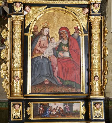 Zdjęcie nr 1: Ołtarz architektoniczny, jednoosiowy, jednokondygnacyjny ze zwieńczeniem, ujęty uszami z ornamentu małżowinowo-chrząstkowego oraz akantu. Mensa drewniana o linii wklęsło-wypukłej, z kamiennym portatylem. Antepedium drewniane, w części centralnej dekorowane płaskorzeźbionym medalionem z wici roślinnej mieszczącym monogram maryjny ujęty po bokach ornamentem roślinnym. Nastawa ustawiona na profilowanym cokole dekorowanym uskrzydlonymi główkami anielskimi. W części środkowej predella ze złoconą płyciną w kształcie leżącego prostokąta ujętego palmetami, wewnątrz której znajduje się obraz ze sceną Pokłonu pasterzy. Retabulum ujęte parą korynckich kolumn ustawionych na wysokich cokołach. Kolumny dźwigają odcinki wyłamanego belkowania zwieńczonego profilowanym gzymsem, na którym ustawiono figury św. Wojciecha i św. Stanisława. Trzony kolumn złocone, w jednej trzeciej wysokości opięte profilowanym okuciem, poniżej którego płaskorzeźbione, uskrzydlone główki anielskie na tle ornamentu okuciowego, a powyżej winna latorośl na tle ornamentu okuciowego. Pole środkowe ołtarza w formie arkady zamkniętej łukiem półkolistym mieści obraz przedstawiający temat Rodziny Marii. W przyłuczach płaskorzeźbione, uskrzydlone główki anielskie. Zwieńczenie ujęte hermowymi pilastrami dźwigającymi niepełne, wyłamane belkowanie z uskrzydloną główką anielską na osi, na którym znajduje się trójkątny, przerwany przyczółek. Na ramionach przyczółka półleżące postaci aniołów, pomiędzy nimi, w osi ołtarza figura Chrystusa Zmartwychwstałego. W polu obraz w kształcie stojącego prostokąta zamkniętego łukiem półokrągłym przedstawiający św. Marcina. Zwieńczenie ujęte uszami utworzonymi z akantu oraz podwieszonej draperii. Struktura ołtarza jest polichromowana na ciemnozielono, ze złoconymi detalami architektonicznymi i ornamentyką. Figury w partiach ciała z naturalistyczną polichromią oraz złoconymi szatami i atrybutami.