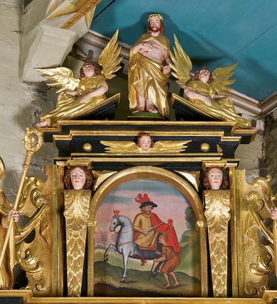 Zdjęcie nr 7: Ołtarz architektoniczny, jednoosiowy, jednokondygnacyjny ze zwieńczeniem, ujęty uszami z ornamentu małżowinowo-chrząstkowego oraz akantu. Mensa drewniana o linii wklęsło-wypukłej, z kamiennym portatylem. Antepedium drewniane, w części centralnej dekorowane płaskorzeźbionym medalionem z wici roślinnej mieszczącym monogram maryjny ujęty po bokach ornamentem roślinnym. Nastawa ustawiona na profilowanym cokole dekorowanym uskrzydlonymi główkami anielskimi. W części środkowej predella ze złoconą płyciną w kształcie leżącego prostokąta ujętego palmetami, wewnątrz której znajduje się obraz ze sceną Pokłonu pasterzy. Retabulum ujęte parą korynckich kolumn ustawionych na wysokich cokołach. Kolumny dźwigają odcinki wyłamanego belkowania zwieńczonego profilowanym gzymsem, na którym ustawiono figury św. Wojciecha i św. Stanisława. Trzony kolumn złocone, w jednej trzeciej wysokości opięte profilowanym okuciem, poniżej którego płaskorzeźbione, uskrzydlone główki anielskie na tle ornamentu okuciowego, a powyżej winna latorośl na tle ornamentu okuciowego. Pole środkowe ołtarza w formie arkady zamkniętej łukiem półkolistym mieści obraz przedstawiający temat Rodziny Marii. W przyłuczach płaskorzeźbione, uskrzydlone główki anielskie. Zwieńczenie ujęte hermowymi pilastrami dźwigającymi niepełne, wyłamane belkowanie z uskrzydloną główką anielską na osi, na którym znajduje się trójkątny, przerwany przyczółek. Na ramionach przyczółka półleżące postaci aniołów, pomiędzy nimi, w osi ołtarza figura Chrystusa Zmartwychwstałego. W polu obraz w kształcie stojącego prostokąta zamkniętego łukiem półokrągłym przedstawiający św. Marcina. Zwieńczenie ujęte uszami utworzonymi z akantu oraz podwieszonej draperii. Struktura ołtarza jest polichromowana na ciemnozielono, ze złoconymi detalami architektonicznymi i ornamentyką. Figury w partiach ciała z naturalistyczną polichromią oraz złoconymi szatami i atrybutami.