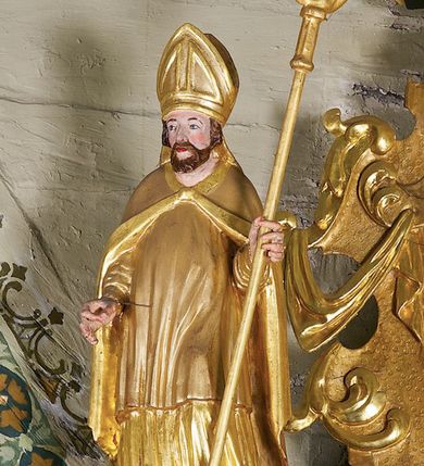 Zdjęcie nr 9: Ołtarz architektoniczny, jednoosiowy, jednokondygnacyjny ze zwieńczeniem, ujęty uszami z ornamentu małżowinowo-chrząstkowego oraz akantu. Mensa drewniana o linii wklęsło-wypukłej, z kamiennym portatylem. Antepedium drewniane, w części centralnej dekorowane płaskorzeźbionym medalionem z wici roślinnej mieszczącym monogram maryjny ujęty po bokach ornamentem roślinnym. Nastawa ustawiona na profilowanym cokole dekorowanym uskrzydlonymi główkami anielskimi. W części środkowej predella ze złoconą płyciną w kształcie leżącego prostokąta ujętego palmetami, wewnątrz której znajduje się obraz ze sceną Pokłonu pasterzy. Retabulum ujęte parą korynckich kolumn ustawionych na wysokich cokołach. Kolumny dźwigają odcinki wyłamanego belkowania zwieńczonego profilowanym gzymsem, na którym ustawiono figury św. Wojciecha i św. Stanisława. Trzony kolumn złocone, w jednej trzeciej wysokości opięte profilowanym okuciem, poniżej którego płaskorzeźbione, uskrzydlone główki anielskie na tle ornamentu okuciowego, a powyżej winna latorośl na tle ornamentu okuciowego. Pole środkowe ołtarza w formie arkady zamkniętej łukiem półkolistym mieści obraz przedstawiający temat Rodziny Marii. W przyłuczach płaskorzeźbione, uskrzydlone główki anielskie. Zwieńczenie ujęte hermowymi pilastrami dźwigającymi niepełne, wyłamane belkowanie z uskrzydloną główką anielską na osi, na którym znajduje się trójkątny, przerwany przyczółek. Na ramionach przyczółka półleżące postaci aniołów, pomiędzy nimi, w osi ołtarza figura Chrystusa Zmartwychwstałego. W polu obraz w kształcie stojącego prostokąta zamkniętego łukiem półokrągłym przedstawiający św. Marcina. Zwieńczenie ujęte uszami utworzonymi z akantu oraz podwieszonej draperii. Struktura ołtarza jest polichromowana na ciemnozielono, ze złoconymi detalami architektonicznymi i ornamentyką. Figury w partiach ciała z naturalistyczną polichromią oraz złoconymi szatami i atrybutami.