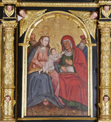 Zdjęcie nr 3: Ołtarz architektoniczny, jednoosiowy, jednokondygnacyjny ze zwieńczeniem, ujęty uszami z ornamentu małżowinowo-chrząstkowego oraz akantu. Mensa drewniana o linii wklęsło-wypukłej, z kamiennym portatylem. Antepedium drewniane, w części centralnej dekorowane płaskorzeźbionym medalionem z wici roślinnej mieszczącym monogram maryjny ujęty po bokach ornamentem roślinnym. Nastawa ustawiona na profilowanym cokole dekorowanym uskrzydlonymi główkami anielskimi. W części środkowej predella ze złoconą płyciną w kształcie leżącego prostokąta ujętego palmetami, wewnątrz której znajduje się obraz ze sceną Pokłonu pasterzy. Retabulum ujęte parą korynckich kolumn ustawionych na wysokich cokołach. Kolumny dźwigają odcinki wyłamanego belkowania zwieńczonego profilowanym gzymsem, na którym ustawiono figury św. Wojciecha i św. Stanisława. Trzony kolumn złocone, w jednej trzeciej wysokości opięte profilowanym okuciem, poniżej którego płaskorzeźbione, uskrzydlone główki anielskie na tle ornamentu okuciowego, a powyżej winna latorośl na tle ornamentu okuciowego. Pole środkowe ołtarza w formie arkady zamkniętej łukiem półkolistym mieści obraz przedstawiający temat Rodziny Marii. W przyłuczach płaskorzeźbione, uskrzydlone główki anielskie. Zwieńczenie ujęte hermowymi pilastrami dźwigającymi niepełne, wyłamane belkowanie z uskrzydloną główką anielską na osi, na którym znajduje się trójkątny, przerwany przyczółek. Na ramionach przyczółka półleżące postaci aniołów, pomiędzy nimi, w osi ołtarza figura Chrystusa Zmartwychwstałego. W polu obraz w kształcie stojącego prostokąta zamkniętego łukiem półokrągłym przedstawiający św. Marcina. Zwieńczenie ujęte uszami utworzonymi z akantu oraz podwieszonej draperii. Struktura ołtarza jest polichromowana na ciemnozielono, ze złoconymi detalami architektonicznymi i ornamentyką. Figury w partiach ciała z naturalistyczną polichromią oraz złoconymi szatami i atrybutami.