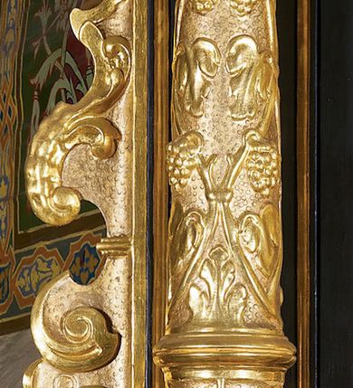 Zdjęcie nr 11: Ołtarz architektoniczny, jednoosiowy, jednokondygnacyjny ze zwieńczeniem, ujęty uszami z ornamentu małżowinowo-chrząstkowego oraz akantu. Mensa drewniana o linii wklęsło-wypukłej, z kamiennym portatylem. Antepedium drewniane, w części centralnej dekorowane płaskorzeźbionym medalionem z wici roślinnej mieszczącym monogram maryjny ujęty po bokach ornamentem roślinnym. Nastawa ustawiona na profilowanym cokole dekorowanym uskrzydlonymi główkami anielskimi. W części środkowej predella ze złoconą płyciną w kształcie leżącego prostokąta ujętego palmetami, wewnątrz której znajduje się obraz ze sceną Pokłonu pasterzy. Retabulum ujęte parą korynckich kolumn ustawionych na wysokich cokołach. Kolumny dźwigają odcinki wyłamanego belkowania zwieńczonego profilowanym gzymsem, na którym ustawiono figury św. Wojciecha i św. Stanisława. Trzony kolumn złocone, w jednej trzeciej wysokości opięte profilowanym okuciem, poniżej którego płaskorzeźbione, uskrzydlone główki anielskie na tle ornamentu okuciowego, a powyżej winna latorośl na tle ornamentu okuciowego. Pole środkowe ołtarza w formie arkady zamkniętej łukiem półkolistym mieści obraz przedstawiający temat Rodziny Marii. W przyłuczach płaskorzeźbione, uskrzydlone główki anielskie. Zwieńczenie ujęte hermowymi pilastrami dźwigającymi niepełne, wyłamane belkowanie z uskrzydloną główką anielską na osi, na którym znajduje się trójkątny, przerwany przyczółek. Na ramionach przyczółka półleżące postaci aniołów, pomiędzy nimi, w osi ołtarza figura Chrystusa Zmartwychwstałego. W polu obraz w kształcie stojącego prostokąta zamkniętego łukiem półokrągłym przedstawiający św. Marcina. Zwieńczenie ujęte uszami utworzonymi z akantu oraz podwieszonej draperii. Struktura ołtarza jest polichromowana na ciemnozielono, ze złoconymi detalami architektonicznymi i ornamentyką. Figury w partiach ciała z naturalistyczną polichromią oraz złoconymi szatami i atrybutami.