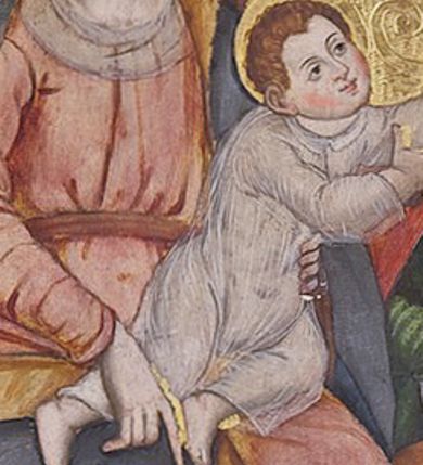 Zdjęcie nr 1: Obraz w kształcie stojącego prostokąta zamkniętego łukiem półkolistym. W centrum kompozycji ukazane frontalnie, siedzące obok siebie Maria trzymająca Dzieciątko na kolanach (z lewej) oraz św. Anna (z prawej). Maria przedstawiona jako młoda kobieta o owalnej twarzy oraz długich, falowanych włosach w kolorze jasnobrązowym, opadających na ramiona. Jej głowa ujęta w trzech czwartych zwrócona jest w kierunku św. Anny i nieznacznie pochylona w dół. Oczy ciemne, wzrok skierowany do dołu, w kierunku Dzieciątka. Nos wydatny, prosty, usta niewielkie, jasnoróżowe. Karnacja postaci jasna z delikatnie zaznaczonymi różem policzkami. Maria ubrana jest w jasnoróżową suknię z długimi rękawami przewiązaną w pasie jasnobrązową szarfą oraz obszerny, niebieski płaszcz z żółtą podszewką. Wokół dekoltu biała chusta. Spod szat widoczna jest stopa obuta w czerwony sandał. Na głowie postaci znajduje się wysadzana kamieniami, złota korona. Wokół głowy nimb zaznaczony w złoconym tle. Dzieciątko zostało ukazane w dynamicznej pozie, klęczy na kolanach Marii, z rękami wyciągniętymi w kierunku św. Anny. Jego okrągła twarz ma jasną karnację z wyraźnie zaznaczonym rumieńcem. Oczy są ciemne, nos prosty, a usta małe. Włosy Dzieciątka są krótkie, jasne i kręcone. Postać ubrana jest w tunikę z długimi rękawami wykonaną z przejrzystej tkaniny. W górnej części kompozycji, w partii tła, wysoko ponad głową Dzieciątka wyryta korona. Święta Anna została przedstawiona jako dojrzała kobieta o wyrazistych rysach twarzy z dużymi, ciemnymi oczami oraz wydatnym nosem. Głowę pochyla w dół, a wzrok zwraca w kierunku Dzieciątka. W swojej lewej dłoni trzyma niewielki kwiat (różę?), prawą podtrzymuje otwartą księgę. Święta ubrana jest w ciemnozieloną suknię z długimi rękawami, wokół szyi oraz na głowie nosi białą chustę, na którą narzucony jest czerwony płaszcz o jasnobrązowej podszewce. Spod szat widoczna jest stopa obuta w czarny trzewik o lekko spiczastym nosku. Wokół głowy świętej zaznaczony w złoconym tle nimb. Na drugim planie, w nieco pomniejszonej skali ukazani zostali św. Józef (z lewej strony obrazu) oraz św. Joachim (z prawej). Święty Józef został przedstawiony jako starszy siwy mężczyzna z włosami przerzedzonymi w okolicach czoła oraz z długą, siwą brodą i wąsami. Oczy duże, ciemne, nos krótki, na czole postaci delikatnie zaznaczone zmarszczki. Postać ubrana w zielone i brązowe szaty. Świętego Joachima ukazano jako starszego mężczyznę o podłużnej twarzy, dużych, ciemnych oczach, wydatnym, prostym nosie z długą, siwą brodą i wąsami. Ubrany jest w granatowe szaty oraz czerwony kapelusz. Tło obrazu złocone, dekorowane rytym ornamentem roślinnym o symetrycznym przebiegu. W dolnej części obrazu, na pierwszym planie przedstawione białe, czerwone oraz niebieskie kwiaty o zielonych łodyżkach ukazane na brązowym tle.