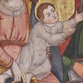 Zdjęcie nr 1: Obraz w kształcie stojącego prostokąta zamkniętego łukiem półkolistym. W centrum kompozycji ukazane frontalnie, siedzące obok siebie Maria trzymająca Dzieciątko na kolanach (z lewej) oraz św. Anna (z prawej). Maria przedstawiona jako młoda kobieta o owalnej twarzy oraz długich, falowanych włosach w kolorze jasnobrązowym, opadających na ramiona. Jej głowa ujęta w trzech czwartych zwrócona jest w kierunku św. Anny i nieznacznie pochylona w dół. Oczy ciemne, wzrok skierowany do dołu, w kierunku Dzieciątka. Nos wydatny, prosty, usta niewielkie, jasnoróżowe. Karnacja postaci jasna z delikatnie zaznaczonymi różem policzkami. Maria ubrana jest w jasnoróżową suknię z długimi rękawami przewiązaną w pasie jasnobrązową szarfą oraz obszerny, niebieski płaszcz z żółtą podszewką. Wokół dekoltu biała chusta. Spod szat widoczna jest stopa obuta w czerwony sandał. Na głowie postaci znajduje się wysadzana kamieniami, złota korona. Wokół głowy nimb zaznaczony w złoconym tle. Dzieciątko zostało ukazane w dynamicznej pozie, klęczy na kolanach Marii, z rękami wyciągniętymi w kierunku św. Anny. Jego okrągła twarz ma jasną karnację z wyraźnie zaznaczonym rumieńcem. Oczy są ciemne, nos prosty, a usta małe. Włosy Dzieciątka są krótkie, jasne i kręcone. Postać ubrana jest w tunikę z długimi rękawami wykonaną z przejrzystej tkaniny. W górnej części kompozycji, w partii tła, wysoko ponad głową Dzieciątka wyryta korona. Święta Anna została przedstawiona jako dojrzała kobieta o wyrazistych rysach twarzy z dużymi, ciemnymi oczami oraz wydatnym nosem. Głowę pochyla w dół, a wzrok zwraca w kierunku Dzieciątka. W swojej lewej dłoni trzyma niewielki kwiat (różę?), prawą podtrzymuje otwartą księgę. Święta ubrana jest w ciemnozieloną suknię z długimi rękawami, wokół szyi oraz na głowie nosi białą chustę, na którą narzucony jest czerwony płaszcz o jasnobrązowej podszewce. Spod szat widoczna jest stopa obuta w czarny trzewik o lekko spiczastym nosku. Wokół głowy świętej zaznaczony w złoconym tle nimb. Na drugim planie, w nieco pomniejszonej skali ukazani zostali św. Józef (z lewej strony obrazu) oraz św. Joachim (z prawej). Święty Józef został przedstawiony jako starszy siwy mężczyzna z włosami przerzedzonymi w okolicach czoła oraz z długą, siwą brodą i wąsami. Oczy duże, ciemne, nos krótki, na czole postaci delikatnie zaznaczone zmarszczki. Postać ubrana w zielone i brązowe szaty. Świętego Joachima ukazano jako starszego mężczyznę o podłużnej twarzy, dużych, ciemnych oczach, wydatnym, prostym nosie z długą, siwą brodą i wąsami. Ubrany jest w granatowe szaty oraz czerwony kapelusz. Tło obrazu złocone, dekorowane rytym ornamentem roślinnym o symetrycznym przebiegu. W dolnej części obrazu, na pierwszym planie przedstawione białe, czerwone oraz niebieskie kwiaty o zielonych łodyżkach ukazane na brązowym tle.