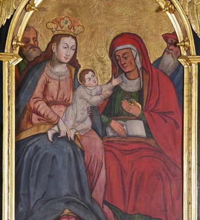 Zdjęcie nr 7: Obraz w kształcie stojącego prostokąta zamkniętego łukiem półkolistym. W centrum kompozycji ukazane frontalnie, siedzące obok siebie Maria trzymająca Dzieciątko na kolanach (z lewej) oraz św. Anna (z prawej). Maria przedstawiona jako młoda kobieta o owalnej twarzy oraz długich, falowanych włosach w kolorze jasnobrązowym, opadających na ramiona. Jej głowa ujęta w trzech czwartych zwrócona jest w kierunku św. Anny i nieznacznie pochylona w dół. Oczy ciemne, wzrok skierowany do dołu, w kierunku Dzieciątka. Nos wydatny, prosty, usta niewielkie, jasnoróżowe. Karnacja postaci jasna z delikatnie zaznaczonymi różem policzkami. Maria ubrana jest w jasnoróżową suknię z długimi rękawami przewiązaną w pasie jasnobrązową szarfą oraz obszerny, niebieski płaszcz z żółtą podszewką. Wokół dekoltu biała chusta. Spod szat widoczna jest stopa obuta w czerwony sandał. Na głowie postaci znajduje się wysadzana kamieniami, złota korona. Wokół głowy nimb zaznaczony w złoconym tle. Dzieciątko zostało ukazane w dynamicznej pozie, klęczy na kolanach Marii, z rękami wyciągniętymi w kierunku św. Anny. Jego okrągła twarz ma jasną karnację z wyraźnie zaznaczonym rumieńcem. Oczy są ciemne, nos prosty, a usta małe. Włosy Dzieciątka są krótkie, jasne i kręcone. Postać ubrana jest w tunikę z długimi rękawami wykonaną z przejrzystej tkaniny. W górnej części kompozycji, w partii tła, wysoko ponad głową Dzieciątka wyryta korona. Święta Anna została przedstawiona jako dojrzała kobieta o wyrazistych rysach twarzy z dużymi, ciemnymi oczami oraz wydatnym nosem. Głowę pochyla w dół, a wzrok zwraca w kierunku Dzieciątka. W swojej lewej dłoni trzyma niewielki kwiat (różę?), prawą podtrzymuje otwartą księgę. Święta ubrana jest w ciemnozieloną suknię z długimi rękawami, wokół szyi oraz na głowie nosi białą chustę, na którą narzucony jest czerwony płaszcz o jasnobrązowej podszewce. Spod szat widoczna jest stopa obuta w czarny trzewik o lekko spiczastym nosku. Wokół głowy świętej zaznaczony w złoconym tle nimb. Na drugim planie, w nieco pomniejszonej skali ukazani zostali św. Józef (z lewej strony obrazu) oraz św. Joachim (z prawej). Święty Józef został przedstawiony jako starszy siwy mężczyzna z włosami przerzedzonymi w okolicach czoła oraz z długą, siwą brodą i wąsami. Oczy duże, ciemne, nos krótki, na czole postaci delikatnie zaznaczone zmarszczki. Postać ubrana w zielone i brązowe szaty. Świętego Joachima ukazano jako starszego mężczyznę o podłużnej twarzy, dużych, ciemnych oczach, wydatnym, prostym nosie z długą, siwą brodą i wąsami. Ubrany jest w granatowe szaty oraz czerwony kapelusz. Tło obrazu złocone, dekorowane rytym ornamentem roślinnym o symetrycznym przebiegu. W dolnej części obrazu, na pierwszym planie przedstawione białe, czerwone oraz niebieskie kwiaty o zielonych łodyżkach ukazane na brązowym tle.