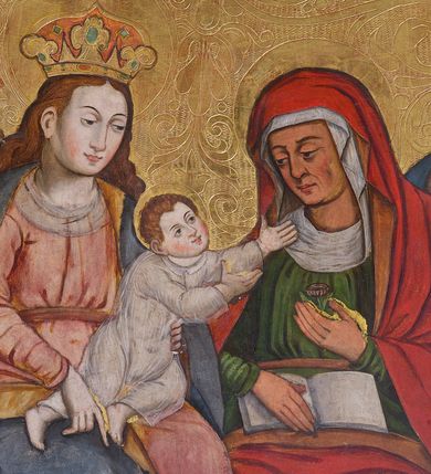 Zdjęcie nr 3: Obraz w kształcie stojącego prostokąta zamkniętego łukiem półkolistym. W centrum kompozycji ukazane frontalnie, siedzące obok siebie Maria trzymająca Dzieciątko na kolanach (z lewej) oraz św. Anna (z prawej). Maria przedstawiona jako młoda kobieta o owalnej twarzy oraz długich, falowanych włosach w kolorze jasnobrązowym, opadających na ramiona. Jej głowa ujęta w trzech czwartych zwrócona jest w kierunku św. Anny i nieznacznie pochylona w dół. Oczy ciemne, wzrok skierowany do dołu, w kierunku Dzieciątka. Nos wydatny, prosty, usta niewielkie, jasnoróżowe. Karnacja postaci jasna z delikatnie zaznaczonymi różem policzkami. Maria ubrana jest w jasnoróżową suknię z długimi rękawami przewiązaną w pasie jasnobrązową szarfą oraz obszerny, niebieski płaszcz z żółtą podszewką. Wokół dekoltu biała chusta. Spod szat widoczna jest stopa obuta w czerwony sandał. Na głowie postaci znajduje się wysadzana kamieniami, złota korona. Wokół głowy nimb zaznaczony w złoconym tle. Dzieciątko zostało ukazane w dynamicznej pozie, klęczy na kolanach Marii, z rękami wyciągniętymi w kierunku św. Anny. Jego okrągła twarz ma jasną karnację z wyraźnie zaznaczonym rumieńcem. Oczy są ciemne, nos prosty, a usta małe. Włosy Dzieciątka są krótkie, jasne i kręcone. Postać ubrana jest w tunikę z długimi rękawami wykonaną z przejrzystej tkaniny. W górnej części kompozycji, w partii tła, wysoko ponad głową Dzieciątka wyryta korona. Święta Anna została przedstawiona jako dojrzała kobieta o wyrazistych rysach twarzy z dużymi, ciemnymi oczami oraz wydatnym nosem. Głowę pochyla w dół, a wzrok zwraca w kierunku Dzieciątka. W swojej lewej dłoni trzyma niewielki kwiat (różę?), prawą podtrzymuje otwartą księgę. Święta ubrana jest w ciemnozieloną suknię z długimi rękawami, wokół szyi oraz na głowie nosi białą chustę, na którą narzucony jest czerwony płaszcz o jasnobrązowej podszewce. Spod szat widoczna jest stopa obuta w czarny trzewik o lekko spiczastym nosku. Wokół głowy świętej zaznaczony w złoconym tle nimb. Na drugim planie, w nieco pomniejszonej skali ukazani zostali św. Józef (z lewej strony obrazu) oraz św. Joachim (z prawej). Święty Józef został przedstawiony jako starszy siwy mężczyzna z włosami przerzedzonymi w okolicach czoła oraz z długą, siwą brodą i wąsami. Oczy duże, ciemne, nos krótki, na czole postaci delikatnie zaznaczone zmarszczki. Postać ubrana w zielone i brązowe szaty. Świętego Joachima ukazano jako starszego mężczyznę o podłużnej twarzy, dużych, ciemnych oczach, wydatnym, prostym nosie z długą, siwą brodą i wąsami. Ubrany jest w granatowe szaty oraz czerwony kapelusz. Tło obrazu złocone, dekorowane rytym ornamentem roślinnym o symetrycznym przebiegu. W dolnej części obrazu, na pierwszym planie przedstawione białe, czerwone oraz niebieskie kwiaty o zielonych łodyżkach ukazane na brązowym tle.