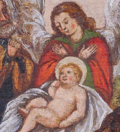 Zdjęcie nr 8: Obraz w kształcie leżącego prostokąta o wydłużonych proporcjach. Na tle stajenki przedstawiona została scena Pokłonu pasterzy. W centrum kompozycji ukazany Jezus leżący na białej tkaninie, w żłóbku. Jasnowłose Dzieciątko jest nagie, zwraca swoją głowę w prawo, w kierunku Marii. Jego prawa ręka jest uniesiona do policzka, lewa ułożona wzdłuż ciała; nogi delikatnie ugięte. Za żłóbkiem ukazany klęczący anioł o długich, jasnobrązowych włosach ubrany w czerwono-zielone szaty. Skrzydła anioła są szeroko rozpostarte. Jego głowa jest pochylona do dołu, a ręce skrzyżowane na piersi. Powyżej kolejny anioł w otoczeniu obłoków trzymający w rękach banderolę. Z lewej strony kompozycji ukazani klęczący Maria (na pierwszym planie) i św. Józef (nieco z tyłu). Maria przedstawiona jako młoda kobieta o owalnej twarzy i dużych, ciemnych oczach. Głowa pochylona do dołu, ręce złożone w geście modlitwy. Maria ubrana jest w jasnoróżową suknię, białą chustę oraz jasnoniebieski, obszerny płaszcz zarzucony na głowę. Spod płaszcza widoczna bosa stopa. Święty Józef został ukazany jako starszy, siwowłosy mężczyzna z krótką brodą i wąsami ubrany z zielono-brązowe szaty. Ręce trzyma złożone w geście modlitwy. Kompozycję dopełniają postaci trzech pasterzy, jednego z lewej strony obrazu, dwóch z prawej. Pasterz przedstawiony z lewej został ukazany frontalnie w pozycji stojącej, jego nogi są lekko ugięte. W rękach trzyma biały instrument (?) o gruszkowatym kształcie. Postać ubrana jest w krótki, jasnobrązowy kaftan oraz czerwony płaszcz, na głowie ma różową, stożkowatą czapkę. Pierwszy z pasterzy przedstawionych z prawej strony obrazu został ukazany z lewego profilu, w pozycji klęczącej. Postać o dłuższych, brązowych włosach i brodzie w tym samym kolorze pochyla głowę w stronę Dzieciątka. Prawą rękę pasterz składa na piersi, w lewej opuszczonej wzdłuż ciała trzyma czarny kapelusz. Ubrany jest w jasnobrązową szatę, odsłaniającą lewe ramię i część torsu oraz ciemnobłękitny płaszcz. Na nogach ma czarne buty z wysokimi cholewkami. U jego stóp przedstawiono leżącą, białą owieczkę, nieco z tyłu osła i wołu. Trzeci z pasterzy został ukazany w pozycji stojącej, w silnym wykroku. Postać o dłuższych, brązowych włosach i brodzie, na ramionach trzyma białą owieczkę. Pasterz ubrany jest w jasnoróżowy kaftan, wąskie, szare spodnie oraz czarne buty z wysokimi cholewkami. Na drugim planie zostały ukazane fragmenty architektury otwierającej się dwoma prześwitami na rozległy, górzysty pejzaż. W arkadzie z prawej strony widoczne są dwie kolejne postaci, ukazane w znacznie pomniejszonej skali. W prawym, dolnym narożu kompozycji napis: „M.G.M.L. A(N)NO D(OMI)NI 1636 / Malowany 1636 / Poprawiany 1863”. Kolorystka obrazu żywa, utrzymana w ciepłej tonacji.