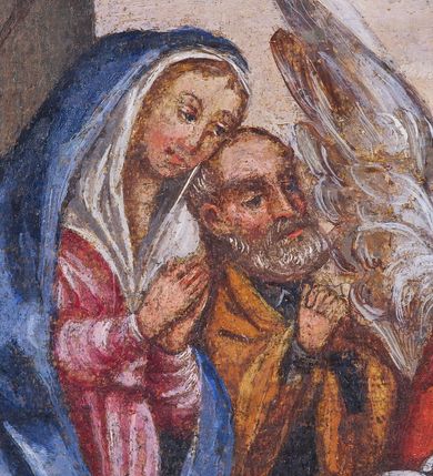 Zdjęcie nr 5: Obraz w kształcie leżącego prostokąta o wydłużonych proporcjach. Na tle stajenki przedstawiona została scena Pokłonu pasterzy. W centrum kompozycji ukazany Jezus leżący na białej tkaninie, w żłóbku. Jasnowłose Dzieciątko jest nagie, zwraca swoją głowę w prawo, w kierunku Marii. Jego prawa ręka jest uniesiona do policzka, lewa ułożona wzdłuż ciała; nogi delikatnie ugięte. Za żłóbkiem ukazany klęczący anioł o długich, jasnobrązowych włosach ubrany w czerwono-zielone szaty. Skrzydła anioła są szeroko rozpostarte. Jego głowa jest pochylona do dołu, a ręce skrzyżowane na piersi. Powyżej kolejny anioł w otoczeniu obłoków trzymający w rękach banderolę. Z lewej strony kompozycji ukazani klęczący Maria (na pierwszym planie) i św. Józef (nieco z tyłu). Maria przedstawiona jako młoda kobieta o owalnej twarzy i dużych, ciemnych oczach. Głowa pochylona do dołu, ręce złożone w geście modlitwy. Maria ubrana jest w jasnoróżową suknię, białą chustę oraz jasnoniebieski, obszerny płaszcz zarzucony na głowę. Spod płaszcza widoczna bosa stopa. Święty Józef został ukazany jako starszy, siwowłosy mężczyzna z krótką brodą i wąsami ubrany z zielono-brązowe szaty. Ręce trzyma złożone w geście modlitwy. Kompozycję dopełniają postaci trzech pasterzy, jednego z lewej strony obrazu, dwóch z prawej. Pasterz przedstawiony z lewej został ukazany frontalnie w pozycji stojącej, jego nogi są lekko ugięte. W rękach trzyma biały instrument (?) o gruszkowatym kształcie. Postać ubrana jest w krótki, jasnobrązowy kaftan oraz czerwony płaszcz, na głowie ma różową, stożkowatą czapkę. Pierwszy z pasterzy przedstawionych z prawej strony obrazu został ukazany z lewego profilu, w pozycji klęczącej. Postać o dłuższych, brązowych włosach i brodzie w tym samym kolorze pochyla głowę w stronę Dzieciątka. Prawą rękę pasterz składa na piersi, w lewej opuszczonej wzdłuż ciała trzyma czarny kapelusz. Ubrany jest w jasnobrązową szatę, odsłaniającą lewe ramię i część torsu oraz ciemnobłękitny płaszcz. Na nogach ma czarne buty z wysokimi cholewkami. U jego stóp przedstawiono leżącą, białą owieczkę, nieco z tyłu osła i wołu. Trzeci z pasterzy został ukazany w pozycji stojącej, w silnym wykroku. Postać o dłuższych, brązowych włosach i brodzie, na ramionach trzyma białą owieczkę. Pasterz ubrany jest w jasnoróżowy kaftan, wąskie, szare spodnie oraz czarne buty z wysokimi cholewkami. Na drugim planie zostały ukazane fragmenty architektury otwierającej się dwoma prześwitami na rozległy, górzysty pejzaż. W arkadzie z prawej strony widoczne są dwie kolejne postaci, ukazane w znacznie pomniejszonej skali. W prawym, dolnym narożu kompozycji napis: „M.G.M.L. A(N)NO D(OMI)NI 1636 / Malowany 1636 / Poprawiany 1863”. Kolorystka obrazu żywa, utrzymana w ciepłej tonacji.