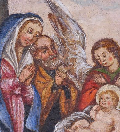 Zdjęcie nr 6: Obraz w kształcie leżącego prostokąta o wydłużonych proporcjach. Na tle stajenki przedstawiona została scena Pokłonu pasterzy. W centrum kompozycji ukazany Jezus leżący na białej tkaninie, w żłóbku. Jasnowłose Dzieciątko jest nagie, zwraca swoją głowę w prawo, w kierunku Marii. Jego prawa ręka jest uniesiona do policzka, lewa ułożona wzdłuż ciała; nogi delikatnie ugięte. Za żłóbkiem ukazany klęczący anioł o długich, jasnobrązowych włosach ubrany w czerwono-zielone szaty. Skrzydła anioła są szeroko rozpostarte. Jego głowa jest pochylona do dołu, a ręce skrzyżowane na piersi. Powyżej kolejny anioł w otoczeniu obłoków trzymający w rękach banderolę. Z lewej strony kompozycji ukazani klęczący Maria (na pierwszym planie) i św. Józef (nieco z tyłu). Maria przedstawiona jako młoda kobieta o owalnej twarzy i dużych, ciemnych oczach. Głowa pochylona do dołu, ręce złożone w geście modlitwy. Maria ubrana jest w jasnoróżową suknię, białą chustę oraz jasnoniebieski, obszerny płaszcz zarzucony na głowę. Spod płaszcza widoczna bosa stopa. Święty Józef został ukazany jako starszy, siwowłosy mężczyzna z krótką brodą i wąsami ubrany z zielono-brązowe szaty. Ręce trzyma złożone w geście modlitwy. Kompozycję dopełniają postaci trzech pasterzy, jednego z lewej strony obrazu, dwóch z prawej. Pasterz przedstawiony z lewej został ukazany frontalnie w pozycji stojącej, jego nogi są lekko ugięte. W rękach trzyma biały instrument (?) o gruszkowatym kształcie. Postać ubrana jest w krótki, jasnobrązowy kaftan oraz czerwony płaszcz, na głowie ma różową, stożkowatą czapkę. Pierwszy z pasterzy przedstawionych z prawej strony obrazu został ukazany z lewego profilu, w pozycji klęczącej. Postać o dłuższych, brązowych włosach i brodzie w tym samym kolorze pochyla głowę w stronę Dzieciątka. Prawą rękę pasterz składa na piersi, w lewej opuszczonej wzdłuż ciała trzyma czarny kapelusz. Ubrany jest w jasnobrązową szatę, odsłaniającą lewe ramię i część torsu oraz ciemnobłękitny płaszcz. Na nogach ma czarne buty z wysokimi cholewkami. U jego stóp przedstawiono leżącą, białą owieczkę, nieco z tyłu osła i wołu. Trzeci z pasterzy został ukazany w pozycji stojącej, w silnym wykroku. Postać o dłuższych, brązowych włosach i brodzie, na ramionach trzyma białą owieczkę. Pasterz ubrany jest w jasnoróżowy kaftan, wąskie, szare spodnie oraz czarne buty z wysokimi cholewkami. Na drugim planie zostały ukazane fragmenty architektury otwierającej się dwoma prześwitami na rozległy, górzysty pejzaż. W arkadzie z prawej strony widoczne są dwie kolejne postaci, ukazane w znacznie pomniejszonej skali. W prawym, dolnym narożu kompozycji napis: „M.G.M.L. A(N)NO D(OMI)NI 1636 / Malowany 1636 / Poprawiany 1863”. Kolorystka obrazu żywa, utrzymana w ciepłej tonacji.