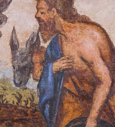 Zdjęcie nr 12: Obraz w kształcie leżącego prostokąta o wydłużonych proporcjach. Na tle stajenki przedstawiona została scena Pokłonu pasterzy. W centrum kompozycji ukazany Jezus leżący na białej tkaninie, w żłóbku. Jasnowłose Dzieciątko jest nagie, zwraca swoją głowę w prawo, w kierunku Marii. Jego prawa ręka jest uniesiona do policzka, lewa ułożona wzdłuż ciała; nogi delikatnie ugięte. Za żłóbkiem ukazany klęczący anioł o długich, jasnobrązowych włosach ubrany w czerwono-zielone szaty. Skrzydła anioła są szeroko rozpostarte. Jego głowa jest pochylona do dołu, a ręce skrzyżowane na piersi. Powyżej kolejny anioł w otoczeniu obłoków trzymający w rękach banderolę. Z lewej strony kompozycji ukazani klęczący Maria (na pierwszym planie) i św. Józef (nieco z tyłu). Maria przedstawiona jako młoda kobieta o owalnej twarzy i dużych, ciemnych oczach. Głowa pochylona do dołu, ręce złożone w geście modlitwy. Maria ubrana jest w jasnoróżową suknię, białą chustę oraz jasnoniebieski, obszerny płaszcz zarzucony na głowę. Spod płaszcza widoczna bosa stopa. Święty Józef został ukazany jako starszy, siwowłosy mężczyzna z krótką brodą i wąsami ubrany z zielono-brązowe szaty. Ręce trzyma złożone w geście modlitwy. Kompozycję dopełniają postaci trzech pasterzy, jednego z lewej strony obrazu, dwóch z prawej. Pasterz przedstawiony z lewej został ukazany frontalnie w pozycji stojącej, jego nogi są lekko ugięte. W rękach trzyma biały instrument (?) o gruszkowatym kształcie. Postać ubrana jest w krótki, jasnobrązowy kaftan oraz czerwony płaszcz, na głowie ma różową, stożkowatą czapkę. Pierwszy z pasterzy przedstawionych z prawej strony obrazu został ukazany z lewego profilu, w pozycji klęczącej. Postać o dłuższych, brązowych włosach i brodzie w tym samym kolorze pochyla głowę w stronę Dzieciątka. Prawą rękę pasterz składa na piersi, w lewej opuszczonej wzdłuż ciała trzyma czarny kapelusz. Ubrany jest w jasnobrązową szatę, odsłaniającą lewe ramię i część torsu oraz ciemnobłękitny płaszcz. Na nogach ma czarne buty z wysokimi cholewkami. U jego stóp przedstawiono leżącą, białą owieczkę, nieco z tyłu osła i wołu. Trzeci z pasterzy został ukazany w pozycji stojącej, w silnym wykroku. Postać o dłuższych, brązowych włosach i brodzie, na ramionach trzyma białą owieczkę. Pasterz ubrany jest w jasnoróżowy kaftan, wąskie, szare spodnie oraz czarne buty z wysokimi cholewkami. Na drugim planie zostały ukazane fragmenty architektury otwierającej się dwoma prześwitami na rozległy, górzysty pejzaż. W arkadzie z prawej strony widoczne są dwie kolejne postaci, ukazane w znacznie pomniejszonej skali. W prawym, dolnym narożu kompozycji napis: „M.G.M.L. A(N)NO D(OMI)NI 1636 / Malowany 1636 / Poprawiany 1863”. Kolorystka obrazu żywa, utrzymana w ciepłej tonacji.