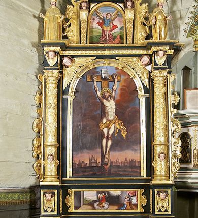 Zdjęcie nr 1: Ołtarz architektoniczny, jednoosiowy, jednokondygnacyjny ze zwieńczeniem, ujęty uszami z ornamentu małżowinowo-chrząstkowego oraz akantu. Mensa drewniana o linii wklęsło-wypukłej, z kamiennym portatylem, na odwrocie którego znajdują się napisy: „Anno D[omi]ni 1791 d(ie) 23 Julii Jllus[tr]ssimus R[evere]mdissimus D[ominus] Thimotheus / Nałęcz de Gorzen Gorzenski Ep[isco]pus Smolene(censis) hac Altare Portatile con/secravit et Reliquias s(acto)r)um) Laurentii [...] Martyr(um) imposui[t]”, „[...] et obsigillatum in actu visitationis ep[isco]palis / 29 Julii 1808 per Reverendissimum ec Illustri/ssimum D(omi)num Andre[am] Rawicz Gawtonski / Ep(isco)pu(m) Crac[oviensem] [...]”,  „Obsigillavimus / in visitazione canonica / die 29 Maii 1899/ + Joannes / princeps Ep(isco)p(us)” oraz „Obsigillavit Celsi(ssi)mus ac Rev(erendiss)mus / Adam Stephanus Princeps Sapieha / Princeps Arch(ie)p(isco)pus Cracoviensis in / actu visit(ationis) Can(once) / Wola Radziszowska die 25 Maii 1939 / Julianus Groblicki / secratarius.” Antepedium drewniane, w części centralnej dekorowane płaskorzeźbionym medalionem z wici roślinnej mieszczącym monogram IHS ujęty po bokach ornamentem roślinnym. Nastawa ustawiona na profilowanym cokole dekorowanym uskrzydlonymi główkami anielskimi. W części środkowej predella ze złoconą płyciną w kształcie leżącego prostokąta ujętego palmetami, wewnątrz której znajduje się obraz ze sceną Zwiastowania. Retabulum ujęte parą korynckich kolumn ustawionych na wysokich cokołach. Kolumny dźwigają odcinki wyłamanego belkowania zwieńczonego profilowanym gzymsem, na którym ustawiono figury św. Kazimierza i św. Floriana. Trzony kolumn złocone, w jednej trzeciej wysokości opięte profilowanym okuciem, poniżej którego płaskorzeźbione, uskrzydlone główki anielskie na tle ornamentu okuciowego, a powyżej winna latorośl na tle ornamentu okuciowego. Pole środkowe ołtarza w formie arkady zamkniętej łukiem półkolistym mieści obraz przedstawiający Ukrzyżowanie. W przyłuczach płaskorzeźbione, uskrzydlone główki anielskie. Zwieńczenie ujęte hermowymi pilastrami dźwigającymi niepełne, wyłamane belkowanie z uskrzydloną główką anielską na osi, na którym znajduje się trójkątny, przerwany przyczółek. Na ramionach przyczółka półleżące postaci aniołów, pomiędzy nimi, w osi ołtarza figura św. Jana Chrzciciela. W polu obraz w kształcie stojącego prostokąta zamkniętego łukiem półokrągłym przedstawiający św. Michała Archanioła. Zwieńczenie ujęte uszami utworzonymi z akantu oraz podwieszonej draperii. Struktura ołtarza jest polichromowana na ciemnozielono, ze złoconymi detalami architektonicznymi i ornamentyką. Figury w partiach ciała z naturalistyczną polichromią oraz złoconymi szatami i atrybutami.



