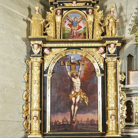 Zdjęcie nr 1: Ołtarz architektoniczny, jednoosiowy, jednokondygnacyjny ze zwieńczeniem, ujęty uszami z ornamentu małżowinowo-chrząstkowego oraz akantu. Mensa drewniana o linii wklęsło-wypukłej, z kamiennym portatylem, na odwrocie którego znajdują się napisy: „Anno D[omi]ni 1791 d(ie) 23 Julii Jllus[tr]ssimus R[evere]mdissimus D[ominus] Thimotheus / Nałęcz de Gorzen Gorzenski Ep[isco]pus Smolene(censis) hac Altare Portatile con/secravit et Reliquias s(acto)r)um) Laurentii [...] Martyr(um) imposui[t]”, „[...] et obsigillatum in actu visitationis ep[isco]palis / 29 Julii 1808 per Reverendissimum ec Illustri/ssimum D(omi)num Andre[am] Rawicz Gawtonski / Ep(isco)pu(m) Crac[oviensem] [...]”,  „Obsigillavimus / in visitazione canonica / die 29 Maii 1899/ + Joannes / princeps Ep(isco)p(us)” oraz „Obsigillavit Celsi(ssi)mus ac Rev(erendiss)mus / Adam Stephanus Princeps Sapieha / Princeps Arch(ie)p(isco)pus Cracoviensis in / actu visit(ationis) Can(once) / Wola Radziszowska die 25 Maii 1939 / Julianus Groblicki / secratarius.” Antepedium drewniane, w części centralnej dekorowane płaskorzeźbionym medalionem z wici roślinnej mieszczącym monogram IHS ujęty po bokach ornamentem roślinnym. Nastawa ustawiona na profilowanym cokole dekorowanym uskrzydlonymi główkami anielskimi. W części środkowej predella ze złoconą płyciną w kształcie leżącego prostokąta ujętego palmetami, wewnątrz której znajduje się obraz ze sceną Zwiastowania. Retabulum ujęte parą korynckich kolumn ustawionych na wysokich cokołach. Kolumny dźwigają odcinki wyłamanego belkowania zwieńczonego profilowanym gzymsem, na którym ustawiono figury św. Kazimierza i św. Floriana. Trzony kolumn złocone, w jednej trzeciej wysokości opięte profilowanym okuciem, poniżej którego płaskorzeźbione, uskrzydlone główki anielskie na tle ornamentu okuciowego, a powyżej winna latorośl na tle ornamentu okuciowego. Pole środkowe ołtarza w formie arkady zamkniętej łukiem półkolistym mieści obraz przedstawiający Ukrzyżowanie. W przyłuczach płaskorzeźbione, uskrzydlone główki anielskie. Zwieńczenie ujęte hermowymi pilastrami dźwigającymi niepełne, wyłamane belkowanie z uskrzydloną główką anielską na osi, na którym znajduje się trójkątny, przerwany przyczółek. Na ramionach przyczółka półleżące postaci aniołów, pomiędzy nimi, w osi ołtarza figura św. Jana Chrzciciela. W polu obraz w kształcie stojącego prostokąta zamkniętego łukiem półokrągłym przedstawiający św. Michała Archanioła. Zwieńczenie ujęte uszami utworzonymi z akantu oraz podwieszonej draperii. Struktura ołtarza jest polichromowana na ciemnozielono, ze złoconymi detalami architektonicznymi i ornamentyką. Figury w partiach ciała z naturalistyczną polichromią oraz złoconymi szatami i atrybutami.



