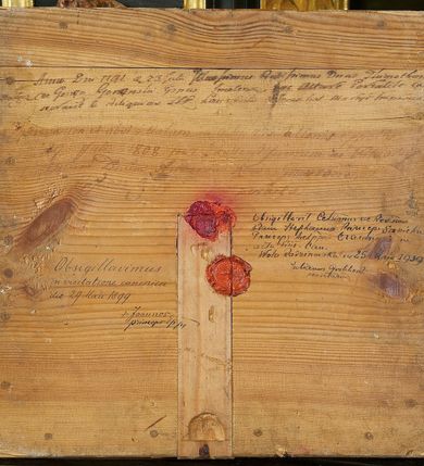 Zdjęcie nr 8: Ołtarz architektoniczny, jednoosiowy, jednokondygnacyjny ze zwieńczeniem, ujęty uszami z ornamentu małżowinowo-chrząstkowego oraz akantu. Mensa drewniana o linii wklęsło-wypukłej, z kamiennym portatylem, na odwrocie którego znajdują się napisy: „Anno D[omi]ni 1791 d(ie) 23 Julii Jllus[tr]ssimus R[evere]mdissimus D[ominus] Thimotheus / Nałęcz de Gorzen Gorzenski Ep[isco]pus Smolene(censis) hac Altare Portatile con/secravit et Reliquias s(acto)r)um) Laurentii [...] Martyr(um) imposui[t]”, „[...] et obsigillatum in actu visitationis ep[isco]palis / 29 Julii 1808 per Reverendissimum ec Illustri/ssimum D(omi)num Andre[am] Rawicz Gawtonski / Ep(isco)pu(m) Crac[oviensem] [...]”,  „Obsigillavimus / in visitazione canonica / die 29 Maii 1899/ + Joannes / princeps Ep(isco)p(us)” oraz „Obsigillavit Celsi(ssi)mus ac Rev(erendiss)mus / Adam Stephanus Princeps Sapieha / Princeps Arch(ie)p(isco)pus Cracoviensis in / actu visit(ationis) Can(once) / Wola Radziszowska die 25 Maii 1939 / Julianus Groblicki / secratarius.” Antepedium drewniane, w części centralnej dekorowane płaskorzeźbionym medalionem z wici roślinnej mieszczącym monogram IHS ujęty po bokach ornamentem roślinnym. Nastawa ustawiona na profilowanym cokole dekorowanym uskrzydlonymi główkami anielskimi. W części środkowej predella ze złoconą płyciną w kształcie leżącego prostokąta ujętego palmetami, wewnątrz której znajduje się obraz ze sceną Zwiastowania. Retabulum ujęte parą korynckich kolumn ustawionych na wysokich cokołach. Kolumny dźwigają odcinki wyłamanego belkowania zwieńczonego profilowanym gzymsem, na którym ustawiono figury św. Kazimierza i św. Floriana. Trzony kolumn złocone, w jednej trzeciej wysokości opięte profilowanym okuciem, poniżej którego płaskorzeźbione, uskrzydlone główki anielskie na tle ornamentu okuciowego, a powyżej winna latorośl na tle ornamentu okuciowego. Pole środkowe ołtarza w formie arkady zamkniętej łukiem półkolistym mieści obraz przedstawiający Ukrzyżowanie. W przyłuczach płaskorzeźbione, uskrzydlone główki anielskie. Zwieńczenie ujęte hermowymi pilastrami dźwigającymi niepełne, wyłamane belkowanie z uskrzydloną główką anielską na osi, na którym znajduje się trójkątny, przerwany przyczółek. Na ramionach przyczółka półleżące postaci aniołów, pomiędzy nimi, w osi ołtarza figura św. Jana Chrzciciela. W polu obraz w kształcie stojącego prostokąta zamkniętego łukiem półokrągłym przedstawiający św. Michała Archanioła. Zwieńczenie ujęte uszami utworzonymi z akantu oraz podwieszonej draperii. Struktura ołtarza jest polichromowana na ciemnozielono, ze złoconymi detalami architektonicznymi i ornamentyką. Figury w partiach ciała z naturalistyczną polichromią oraz złoconymi szatami i atrybutami.



