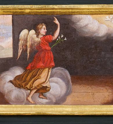 Zdjęcie nr 2: Obraz w kształcie leżącego prostokąta. Dzieło przedstawia scenę Zwiastowania umieszczoną na tle komnaty otwierającej się z lewej strony na rozległy, górzysty pejzaż. W centrum kompozycji ukazano z prawego profilu archanioła Gabriela stojącego na obłoku. Posłaniec zwrócony jest w kierunku Marii. Jasnowłosy młodzieniec ukazany jest w dynamicznej pozie. W lewej ręce trzyma kwiat lilii, prawą, unosi do góry. Postać ubrana jest w złotą suknię oraz czerwoną tunikę; stopy bose. Z prawej strony obrazu przedstawiono klęczącą przy pulpicie Marię. Postać ukazana jest frontalnie, z głową w trzech czwartych zwróconą w kierunku centrum kompozycji i pochyloną do dołu. Marię przedstawiono jako młodą, długowłosą kobietę o owalnej twarzy składającą prawą rękę na piersi. Jest ona ubrana w jasnoróżową tunikę, na którą ma narzucony niebieski płaszcz z żółtym podbiciem. W górnej części kompozycji, ponad Marią i Gabrielem ukazana jest gołębica Ducha Świętego w obłoku z promieniami skierowanymi w stronę Marii. Na drugim planie, po lewej stronie kompozycji ukazano krajobraz widoczny przez prześwit w murze, zaś po prawej łoże z kolumną i udrapowaną, czerwoną kotarą. Kolorystyka obrazu jest pastelowa, stonowana. Światłocień uwypukla fałdy szat i kształtuje głębię przestrzeni.