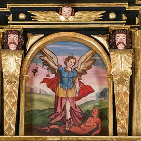 Zdjęcie nr 1: Obraz w kształcie stojącego prostokąta zamkniętego od góry łukiem półkolistym. W centrum kompozycji ukazany frontalnie, całopostaciowo Michał Archanioł depczący diabła. Święty został przedstawiony jako młody mężczyzna o jasnobrązowych włosach i owalnej twarzy pozbawionej zarostu. Głowę zwraca w trzech czwartych w lewo i kieruje nieznacznie do dołu. W lewej ręce opuszczonej wzdłuż tułowia trzyma miecz, w prawej uniesionej do góry wagę. Skrzydła szeroko rozpostarte. Wokół głowy delikatnie zaznaczony nimb, we włosach widoczny niewielki krzyż. Postać ubrana jest w strój żołnierza ze zbroją torsową, krótką, żółtą tuniką, różową szatą spodnią oraz rozwianym, czerwonym płaszczem. Na stopach ma wysoko sznurowane sandały. Diabeł przedstawiony jako leżąca, uskrzydlona postać o smoczym ogonie. Głowa owalna, uniesiona lekko do góry, uszy wydłużone, spiczaste. Ciało wsparte na lewym łokciu, prawa ręka złożona na piersi. Ogon skręcony w dwie pętelki, ostro zakończony. Na drugim planie obrazu rozległy, pagórkowaty pejzaż z zarysem miasta widocznych z lewej strony kompozycji. Kolorystyka obrazu, jasna, nasycona.