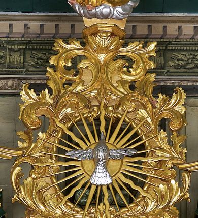 Zdjęcie nr 4: Ołtarz przyścienny, architektoniczny jednoosiowy i jednokondygnacyjny ze zwieńczeniem; ujęty akantowymi uszami. Mensa prostopadłościenna o linii wklęsło-wypukłej. Antepedium drewniane z umieszczonym centralnie medalionem utworzonym z wici roślinnej mieszczącym gorejące serce na tle skrzyżowanych kotwicy i krzyża. W dolnych narożach dodatkowo złocony akant. Tabernakulum srebrzone z wypukłymi drzwiczkami zamkniętymi półkoliście, na których umieszczony centralnie złocony kielich z hostią ujęty akantowymi wolutami. W górnej części drzwiczek uskrzydlona główka anielska. Nastawa umieszczona na wysokim cokole. Pole środkowe w formie stojącego prostokąta ujęte jest dwiema parami kolumn korynckich dźwigających niepełne belkowanie z silnie wysuniętym gzymsem i wyłamanym, przerwanym w partii środkowej trójkątnym przyczółkiem. Para kolumn wewnętrznych jest nieco wysunięta przed lico ołtarza. Cokoły kolumn dekorowane są płycinami wypełnionymi akantem. W polu środkowym ołtarza umieszczono profilowaną i złoconą ramę dekorowaną akantem ujętą płyciną zwieńczoną łukiem nadwieszonym. W ramie obraz Matki Boskiej z Dzieciątkiem w typie Hodegetrii. Ponad obrazem umieszczona jest złocona główka anielska z podwieszonymi girlandami. W partii fryzu rozety i ostrokrzew. W zwieńczeniu, na osi kolumn wewnętrznych znajduje się para aniołów siedzących na odcinkach przyczółka i trzymających liście akantu. Na osi kolumn zewnętrznych umieszczone wazony z kwiatami. W osi ołtarza akantowy kartusz z gołębicą Ducha Świętego na tle glorii promienistej na profilowanej podstawie. Całość zwieńczona jest figurą Boga Ojca z globem i otwartą księgą siedzącego pośród obłoków. Struktura ołtarza polichromowana jest na zielono ze złoconą ornamentyką i detalami architektonicznymi. Figury w partiach ciała polichromowane naturalistycznie, szaty i atrybuty złocone i srebrzone.