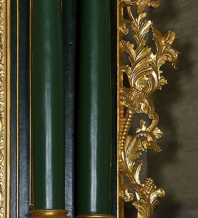 Zdjęcie nr 7: Ołtarz przyścienny, architektoniczny jednoosiowy i jednokondygnacyjny ze zwieńczeniem; ujęty akantowymi uszami. Mensa prostopadłościenna o linii wklęsło-wypukłej. Antepedium drewniane z umieszczonym centralnie medalionem utworzonym z wici roślinnej mieszczącym gorejące serce na tle skrzyżowanych kotwicy i krzyża. W dolnych narożach dodatkowo złocony akant. Tabernakulum srebrzone z wypukłymi drzwiczkami zamkniętymi półkoliście, na których umieszczony centralnie złocony kielich z hostią ujęty akantowymi wolutami. W górnej części drzwiczek uskrzydlona główka anielska. Nastawa umieszczona na wysokim cokole. Pole środkowe w formie stojącego prostokąta ujęte jest dwiema parami kolumn korynckich dźwigających niepełne belkowanie z silnie wysuniętym gzymsem i wyłamanym, przerwanym w partii środkowej trójkątnym przyczółkiem. Para kolumn wewnętrznych jest nieco wysunięta przed lico ołtarza. Cokoły kolumn dekorowane są płycinami wypełnionymi akantem. W polu środkowym ołtarza umieszczono profilowaną i złoconą ramę dekorowaną akantem ujętą płyciną zwieńczoną łukiem nadwieszonym. W ramie obraz Matki Boskiej z Dzieciątkiem w typie Hodegetrii. Ponad obrazem umieszczona jest złocona główka anielska z podwieszonymi girlandami. W partii fryzu rozety i ostrokrzew. W zwieńczeniu, na osi kolumn wewnętrznych znajduje się para aniołów siedzących na odcinkach przyczółka i trzymających liście akantu. Na osi kolumn zewnętrznych umieszczone wazony z kwiatami. W osi ołtarza akantowy kartusz z gołębicą Ducha Świętego na tle glorii promienistej na profilowanej podstawie. Całość zwieńczona jest figurą Boga Ojca z globem i otwartą księgą siedzącego pośród obłoków. Struktura ołtarza polichromowana jest na zielono ze złoconą ornamentyką i detalami architektonicznymi. Figury w partiach ciała polichromowane naturalistycznie, szaty i atrybuty złocone i srebrzone.