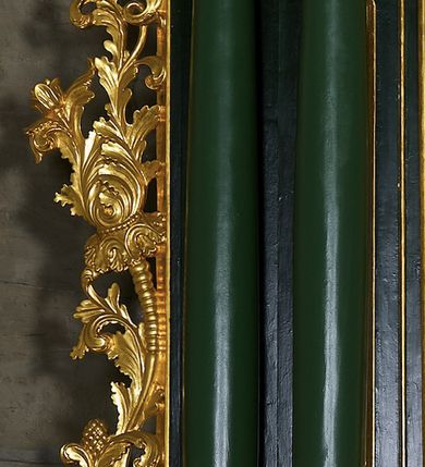 Zdjęcie nr 8: Ołtarz przyścienny, architektoniczny jednoosiowy i jednokondygnacyjny ze zwieńczeniem; ujęty akantowymi uszami. Mensa prostopadłościenna o linii wklęsło-wypukłej. Antepedium drewniane z umieszczonym centralnie medalionem utworzonym z wici roślinnej mieszczącym gorejące serce na tle skrzyżowanych kotwicy i krzyża. W dolnych narożach dodatkowo złocony akant. Tabernakulum srebrzone z wypukłymi drzwiczkami zamkniętymi półkoliście, na których umieszczony centralnie złocony kielich z hostią ujęty akantowymi wolutami. W górnej części drzwiczek uskrzydlona główka anielska. Nastawa umieszczona na wysokim cokole. Pole środkowe w formie stojącego prostokąta ujęte jest dwiema parami kolumn korynckich dźwigających niepełne belkowanie z silnie wysuniętym gzymsem i wyłamanym, przerwanym w partii środkowej trójkątnym przyczółkiem. Para kolumn wewnętrznych jest nieco wysunięta przed lico ołtarza. Cokoły kolumn dekorowane są płycinami wypełnionymi akantem. W polu środkowym ołtarza umieszczono profilowaną i złoconą ramę dekorowaną akantem ujętą płyciną zwieńczoną łukiem nadwieszonym. W ramie obraz Matki Boskiej z Dzieciątkiem w typie Hodegetrii. Ponad obrazem umieszczona jest złocona główka anielska z podwieszonymi girlandami. W partii fryzu rozety i ostrokrzew. W zwieńczeniu, na osi kolumn wewnętrznych znajduje się para aniołów siedzących na odcinkach przyczółka i trzymających liście akantu. Na osi kolumn zewnętrznych umieszczone wazony z kwiatami. W osi ołtarza akantowy kartusz z gołębicą Ducha Świętego na tle glorii promienistej na profilowanej podstawie. Całość zwieńczona jest figurą Boga Ojca z globem i otwartą księgą siedzącego pośród obłoków. Struktura ołtarza polichromowana jest na zielono ze złoconą ornamentyką i detalami architektonicznymi. Figury w partiach ciała polichromowane naturalistycznie, szaty i atrybuty złocone i srebrzone.