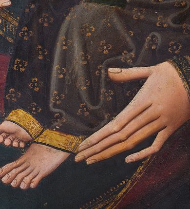 Zdjęcie nr 6: Obraz w kształcie stojącego prostokąta ujęty profilowaną ramą zdobioną akantem. W centrum kompozycji ukazana Matka Boska z Dzieciątkiem w typie Hodegetrii. Maria przedstawiona frontalnie, w popiersiu z głową nieznacznie pochyloną w lewo, w kierunku Dzieciątka, które trzyma na lewym ramieniu. Prawą ręką wskazuje na Jezusa. Twarz Matki Boskiej szczupła, z długim, prostym nosem i niewielkimi ustami. Na policzkach zaznaczony delikatny rumieniec. Wokół głowy złocony nimb z umieszczoną w otoku gotycką inskrypcją: „Regina • celi • letare • alle • quia • quem • meruisti • portare • alle • resurrexit • sicu”. Maria ubrana jest w ciemnogranatową szatę spodnią z długimi rękawami, wykończoną złoconą lamówką. Przy dekolcie gotycki, minuskułowy napis: „ave • maria”. Na ramiona i głowę ma narzucony ciemnogranatowy płaszcz z purpurową podszewką, spięty pod szyją ozdobną, kameryzowaną broszą. Spod płaszcza widoczna przejrzysta chusta oraz jasne, falowane włosy. Dzieciątko Jezus zwrócone w stronę Marii, prawą rękę wyciąga w geście błogosławieństwa, w lewej zaś trzyma zamkniętą księgę w zielonej oprawie. Przedstawione jako brązowooki chłopiec o krótkich, jasnych i kręconych włosach. Dzieciątko ubrane jest w ciemnogranatową tunikę z długimi rękawami zdobioną motywem kwiatowym, wykończoną złotą lamówką. Spod szat widoczne są bose stopy. Wokół głowy Jezusa umieszczony złocony nimb wypełniony rytą dekoracją roślinną. Tło obrazu jednolicie złocone z rytą dekoracją roślinną.