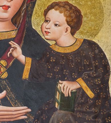 Zdjęcie nr 4: Obraz w kształcie stojącego prostokąta ujęty profilowaną ramą zdobioną akantem. W centrum kompozycji ukazana Matka Boska z Dzieciątkiem w typie Hodegetrii. Maria przedstawiona frontalnie, w popiersiu z głową nieznacznie pochyloną w lewo, w kierunku Dzieciątka, które trzyma na lewym ramieniu. Prawą ręką wskazuje na Jezusa. Twarz Matki Boskiej szczupła, z długim, prostym nosem i niewielkimi ustami. Na policzkach zaznaczony delikatny rumieniec. Wokół głowy złocony nimb z umieszczoną w otoku gotycką inskrypcją: „Regina • celi • letare • alle • quia • quem • meruisti • portare • alle • resurrexit • sicu”. Maria ubrana jest w ciemnogranatową szatę spodnią z długimi rękawami, wykończoną złoconą lamówką. Przy dekolcie gotycki, minuskułowy napis: „ave • maria”. Na ramiona i głowę ma narzucony ciemnogranatowy płaszcz z purpurową podszewką, spięty pod szyją ozdobną, kameryzowaną broszą. Spod płaszcza widoczna przejrzysta chusta oraz jasne, falowane włosy. Dzieciątko Jezus zwrócone w stronę Marii, prawą rękę wyciąga w geście błogosławieństwa, w lewej zaś trzyma zamkniętą księgę w zielonej oprawie. Przedstawione jako brązowooki chłopiec o krótkich, jasnych i kręconych włosach. Dzieciątko ubrane jest w ciemnogranatową tunikę z długimi rękawami zdobioną motywem kwiatowym, wykończoną złotą lamówką. Spod szat widoczne są bose stopy. Wokół głowy Jezusa umieszczony złocony nimb wypełniony rytą dekoracją roślinną. Tło obrazu jednolicie złocone z rytą dekoracją roślinną.