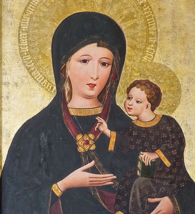 Zdjęcie nr 1: Obraz w kształcie stojącego prostokąta ujęty profilowaną ramą zdobioną akantem. W centrum kompozycji ukazana Matka Boska z Dzieciątkiem w typie Hodegetrii. Maria przedstawiona frontalnie, w popiersiu z głową nieznacznie pochyloną w lewo, w kierunku Dzieciątka, które trzyma na lewym ramieniu. Prawą ręką wskazuje na Jezusa. Twarz Matki Boskiej szczupła, z długim, prostym nosem i niewielkimi ustami. Na policzkach zaznaczony delikatny rumieniec. Wokół głowy złocony nimb z umieszczoną w otoku gotycką inskrypcją: „Regina • celi • letare • alle • quia • quem • meruisti • portare • alle • resurrexit • sicu”. Maria ubrana jest w ciemnogranatową szatę spodnią z długimi rękawami, wykończoną złoconą lamówką. Przy dekolcie gotycki, minuskułowy napis: „ave • maria”. Na ramiona i głowę ma narzucony ciemnogranatowy płaszcz z purpurową podszewką, spięty pod szyją ozdobną, kameryzowaną broszą. Spod płaszcza widoczna przejrzysta chusta oraz jasne, falowane włosy. Dzieciątko Jezus zwrócone w stronę Marii, prawą rękę wyciąga w geście błogosławieństwa, w lewej zaś trzyma zamkniętą księgę w zielonej oprawie. Przedstawione jako brązowooki chłopiec o krótkich, jasnych i kręconych włosach. Dzieciątko ubrane jest w ciemnogranatową tunikę z długimi rękawami zdobioną motywem kwiatowym, wykończoną złotą lamówką. Spod szat widoczne są bose stopy. Wokół głowy Jezusa umieszczony złocony nimb wypełniony rytą dekoracją roślinną. Tło obrazu jednolicie złocone z rytą dekoracją roślinną.