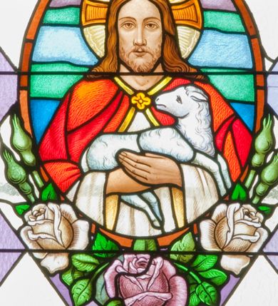 Zdjęcie nr 1: Witraż w kształcie stojącego prostokąta zamkniętego półkoliście ujęty geometryczną bordiurą wypełnioną błękitnymi i jasnozielonymi trójkątami oraz ciemnoczerwonymi rombami. W polu ukośna krata wypełniona naprzemiennie białymi i jasnofioletowymi rombami. W dolnej części witraża umieszczony owalny medalion wsparty na girlandzie z kwitnących róż mieszczący frontalne przedstawienie Chrystusa przedstawionego w typie Dobrego Pasterza. Chrystus ujęty w popiersiu, ubrany w białą szatę z długimi rękawami oraz czerwony płaszcz spięty pod szyją złotą klamrą w kształcie czwórliścia. Na rękach trzyma białego baranka. Wokół głowy postaci widoczny nimb krzyżowy. Tło medalionu w kolorach zielonym, fioletowym i odcieniach niebieskiego. Powyżej prostokątne pole z napisem: "Fund[ator]: Fr[anciszek] Grodowski i Józef Łosiński / inwalidzi wojenni / Wykonano R[oku] P[ańskiego] 1938 za pobytu Ks[iędza] Prob[oszcza] Wł[adysława] Ziemińskiego".