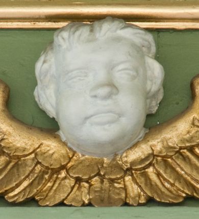 Zdjęcie nr 23: Ołtarz przyścienny, architektoniczny, trójosiowy, dwukondygnacyjny ze zwieńczeniem. Nastawa umieszczona na wysokim, dwudzielnym cokole w górnej części zdobionym na przemian dekoracją płycinową i motywem muszli palmetowej z podwieszoną girlandą kwiatową oraz rozetkami. Cokół wieńczy profilowany gzyms dekorowany kostkowaniem. Antepedium współczesne, marmurowe z umieszczonym centralnie prostym, równoramiennym krzyżem. Na mensie ustawione tabernakulum z tronem wystawienia, o formach architektonicznych, ujęte zdwojonymi, smukłymi kolumienkami o złoconych trzonach umieszczonymi na wysokich cokołach. Podpory dźwigają odcinki pełnego belkowania, na których ustawione złocone figury klęczących aniołów. Część centralna o linii wypukłej, dwukondygnacyjna. W kondygnacji pierwszej złocone drzwiczki z płaskorzeźbionym kielichem z hostią na tle glorii promienistej, powyżej, w kondygnacji drugiej tron wystawienia ujęty rzeźbioną, złoconą kotarą. W zwieńczeniu srebrzona figura baranka apokaliptycznego leżącego na księdze. Nastawa ujęta zdwojonymi, kompozytowymi kolumnami o złoconych trzonach i kapitelach. Pomiędzy kolumnami, w niszach rzeźbione figury św. Piotra (z lewej) i św. Pawła (z prawej), ponad którymi motyw symetrycznie podwieszonej kotary. Kolumny dźwigają odcinki pełnego belkowania z fryzem dekorowanym rozetkami i uskrzydlonymi główkami anielskimi oraz wydatnym gzymsem dekorowanym kostkowaniem. Na osi wewnętrznej pary komun dodatkowo ustawione odcinki półkolistego tympanonu, na których siedzą putta. W polu głównym ołtarza złocona, profilowana rama w kształcie stojącego prostokąta zamkniętego łukiem nadwieszonym mieszcząca barokowy obraz Matki Boskiej z Dzieciątkiem. Nieco powyżej, w osi ołtarza dwa putta unoszące złoconą koronę typu zamkniętego zwieńczoną krzyżem. Kondygnacja druga ujęta parą pilastrów o kompozytowych kapitelach oraz uszami w formie spływów wolutowych, na których siedzące putta. W polu złocona i profilowana rama w kształcie stojącego prostokąta mieszcząca obraz przedstawiający Trójcę Świętą. Całość ołtarza wieńczy profilowany gzyms dekorowany kostkowaniem i zamknięty niskim, trójkątnym przyczółkiem. W polu tympanonu uskrzydlona główka anielska. Struktura ołtarza polichromowana w kolorze jasnozielonym z elementami czerwieni i bieli. Detale architektoniczne, ornamenty oraz szaty postaci złocone.

