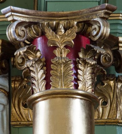 Zdjęcie nr 25: Ołtarz przyścienny, architektoniczny, trójosiowy, dwukondygnacyjny ze zwieńczeniem. Nastawa umieszczona na wysokim, dwudzielnym cokole w górnej części zdobionym na przemian dekoracją płycinową i motywem muszli palmetowej z podwieszoną girlandą kwiatową oraz rozetkami. Cokół wieńczy profilowany gzyms dekorowany kostkowaniem. Antepedium współczesne, marmurowe z umieszczonym centralnie prostym, równoramiennym krzyżem. Na mensie ustawione tabernakulum z tronem wystawienia, o formach architektonicznych, ujęte zdwojonymi, smukłymi kolumienkami o złoconych trzonach umieszczonymi na wysokich cokołach. Podpory dźwigają odcinki pełnego belkowania, na których ustawione złocone figury klęczących aniołów. Część centralna o linii wypukłej, dwukondygnacyjna. W kondygnacji pierwszej złocone drzwiczki z płaskorzeźbionym kielichem z hostią na tle glorii promienistej, powyżej, w kondygnacji drugiej tron wystawienia ujęty rzeźbioną, złoconą kotarą. W zwieńczeniu srebrzona figura baranka apokaliptycznego leżącego na księdze. Nastawa ujęta zdwojonymi, kompozytowymi kolumnami o złoconych trzonach i kapitelach. Pomiędzy kolumnami, w niszach rzeźbione figury św. Piotra (z lewej) i św. Pawła (z prawej), ponad którymi motyw symetrycznie podwieszonej kotary. Kolumny dźwigają odcinki pełnego belkowania z fryzem dekorowanym rozetkami i uskrzydlonymi główkami anielskimi oraz wydatnym gzymsem dekorowanym kostkowaniem. Na osi wewnętrznej pary komun dodatkowo ustawione odcinki półkolistego tympanonu, na których siedzą putta. W polu głównym ołtarza złocona, profilowana rama w kształcie stojącego prostokąta zamkniętego łukiem nadwieszonym mieszcząca barokowy obraz Matki Boskiej z Dzieciątkiem. Nieco powyżej, w osi ołtarza dwa putta unoszące złoconą koronę typu zamkniętego zwieńczoną krzyżem. Kondygnacja druga ujęta parą pilastrów o kompozytowych kapitelach oraz uszami w formie spływów wolutowych, na których siedzące putta. W polu złocona i profilowana rama w kształcie stojącego prostokąta mieszcząca obraz przedstawiający Trójcę Świętą. Całość ołtarza wieńczy profilowany gzyms dekorowany kostkowaniem i zamknięty niskim, trójkątnym przyczółkiem. W polu tympanonu uskrzydlona główka anielska. Struktura ołtarza polichromowana w kolorze jasnozielonym z elementami czerwieni i bieli. Detale architektoniczne, ornamenty oraz szaty postaci złocone.

