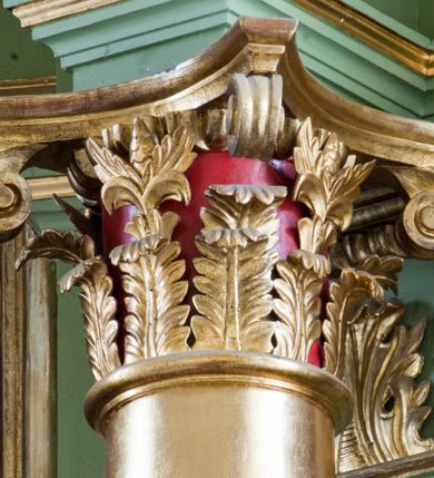 Zdjęcie nr 26: Ołtarz przyścienny, architektoniczny, trójosiowy, dwukondygnacyjny ze zwieńczeniem. Nastawa umieszczona na wysokim, dwudzielnym cokole w górnej części zdobionym na przemian dekoracją płycinową i motywem muszli palmetowej z podwieszoną girlandą kwiatową oraz rozetkami. Cokół wieńczy profilowany gzyms dekorowany kostkowaniem. Antepedium współczesne, marmurowe z umieszczonym centralnie prostym, równoramiennym krzyżem. Na mensie ustawione tabernakulum z tronem wystawienia, o formach architektonicznych, ujęte zdwojonymi, smukłymi kolumienkami o złoconych trzonach umieszczonymi na wysokich cokołach. Podpory dźwigają odcinki pełnego belkowania, na których ustawione złocone figury klęczących aniołów. Część centralna o linii wypukłej, dwukondygnacyjna. W kondygnacji pierwszej złocone drzwiczki z płaskorzeźbionym kielichem z hostią na tle glorii promienistej, powyżej, w kondygnacji drugiej tron wystawienia ujęty rzeźbioną, złoconą kotarą. W zwieńczeniu srebrzona figura baranka apokaliptycznego leżącego na księdze. Nastawa ujęta zdwojonymi, kompozytowymi kolumnami o złoconych trzonach i kapitelach. Pomiędzy kolumnami, w niszach rzeźbione figury św. Piotra (z lewej) i św. Pawła (z prawej), ponad którymi motyw symetrycznie podwieszonej kotary. Kolumny dźwigają odcinki pełnego belkowania z fryzem dekorowanym rozetkami i uskrzydlonymi główkami anielskimi oraz wydatnym gzymsem dekorowanym kostkowaniem. Na osi wewnętrznej pary komun dodatkowo ustawione odcinki półkolistego tympanonu, na których siedzą putta. W polu głównym ołtarza złocona, profilowana rama w kształcie stojącego prostokąta zamkniętego łukiem nadwieszonym mieszcząca barokowy obraz Matki Boskiej z Dzieciątkiem. Nieco powyżej, w osi ołtarza dwa putta unoszące złoconą koronę typu zamkniętego zwieńczoną krzyżem. Kondygnacja druga ujęta parą pilastrów o kompozytowych kapitelach oraz uszami w formie spływów wolutowych, na których siedzące putta. W polu złocona i profilowana rama w kształcie stojącego prostokąta mieszcząca obraz przedstawiający Trójcę Świętą. Całość ołtarza wieńczy profilowany gzyms dekorowany kostkowaniem i zamknięty niskim, trójkątnym przyczółkiem. W polu tympanonu uskrzydlona główka anielska. Struktura ołtarza polichromowana w kolorze jasnozielonym z elementami czerwieni i bieli. Detale architektoniczne, ornamenty oraz szaty postaci złocone.

