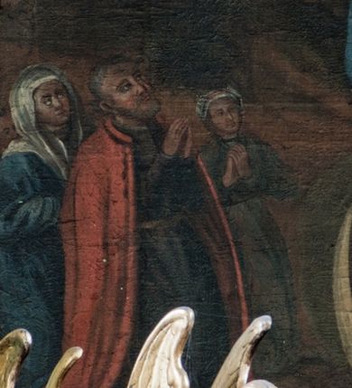 Zdjęcie nr 10: Ołtarz przyścienny, architektoniczny, trójosiowy, dwukondygnacyjny ze zwieńczeniem. Nastawa umieszczona na wysokim, dwudzielnym cokole w górnej części zdobionym na przemian dekoracją płycinową i motywem muszli palmetowej z podwieszoną girlandą kwiatową oraz rozetkami. Cokół wieńczy profilowany gzyms dekorowany kostkowaniem. Antepedium współczesne, marmurowe z umieszczonym centralnie prostym, równoramiennym krzyżem. Na mensie ustawione tabernakulum z tronem wystawienia, o formach architektonicznych, ujęte zdwojonymi, smukłymi kolumienkami o złoconych trzonach umieszczonymi na wysokich cokołach. Podpory dźwigają odcinki pełnego belkowania, na których ustawione złocone figury klęczących aniołów. Część centralna o linii wypukłej, dwukondygnacyjna. W kondygnacji pierwszej złocone drzwiczki z płaskorzeźbionym kielichem z hostią na tle glorii promienistej, powyżej, w kondygnacji drugiej tron wystawienia ujęty rzeźbioną, złoconą kotarą. W zwieńczeniu srebrzona figura baranka apokaliptycznego leżącego na księdze. Nastawa ujęta zdwojonymi, kompozytowymi kolumnami o złoconych trzonach i kapitelach. Pomiędzy kolumnami, w niszach rzeźbione figury św. Piotra (z lewej) i św. Pawła (z prawej), ponad którymi motyw symetrycznie podwieszonej kotary. Kolumny dźwigają odcinki pełnego belkowania z fryzem dekorowanym rozetkami i uskrzydlonymi główkami anielskimi oraz wydatnym gzymsem dekorowanym kostkowaniem. Na osi wewnętrznej pary komun dodatkowo ustawione odcinki półkolistego tympanonu, na których siedzą putta. W polu głównym ołtarza złocona, profilowana rama w kształcie stojącego prostokąta zamkniętego łukiem nadwieszonym mieszcząca barokowy obraz Matki Boskiej z Dzieciątkiem. Nieco powyżej, w osi ołtarza dwa putta unoszące złoconą koronę typu zamkniętego zwieńczoną krzyżem. Kondygnacja druga ujęta parą pilastrów o kompozytowych kapitelach oraz uszami w formie spływów wolutowych, na których siedzące putta. W polu złocona i profilowana rama w kształcie stojącego prostokąta mieszcząca obraz przedstawiający Trójcę Świętą. Całość ołtarza wieńczy profilowany gzyms dekorowany kostkowaniem i zamknięty niskim, trójkątnym przyczółkiem. W polu tympanonu uskrzydlona główka anielska. Struktura ołtarza polichromowana w kolorze jasnozielonym z elementami czerwieni i bieli. Detale architektoniczne, ornamenty oraz szaty postaci złocone.

