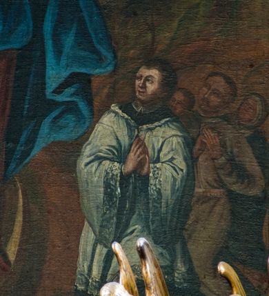 Zdjęcie nr 9: Ołtarz przyścienny, architektoniczny, trójosiowy, dwukondygnacyjny ze zwieńczeniem. Nastawa umieszczona na wysokim, dwudzielnym cokole w górnej części zdobionym na przemian dekoracją płycinową i motywem muszli palmetowej z podwieszoną girlandą kwiatową oraz rozetkami. Cokół wieńczy profilowany gzyms dekorowany kostkowaniem. Antepedium współczesne, marmurowe z umieszczonym centralnie prostym, równoramiennym krzyżem. Na mensie ustawione tabernakulum z tronem wystawienia, o formach architektonicznych, ujęte zdwojonymi, smukłymi kolumienkami o złoconych trzonach umieszczonymi na wysokich cokołach. Podpory dźwigają odcinki pełnego belkowania, na których ustawione złocone figury klęczących aniołów. Część centralna o linii wypukłej, dwukondygnacyjna. W kondygnacji pierwszej złocone drzwiczki z płaskorzeźbionym kielichem z hostią na tle glorii promienistej, powyżej, w kondygnacji drugiej tron wystawienia ujęty rzeźbioną, złoconą kotarą. W zwieńczeniu srebrzona figura baranka apokaliptycznego leżącego na księdze. Nastawa ujęta zdwojonymi, kompozytowymi kolumnami o złoconych trzonach i kapitelach. Pomiędzy kolumnami, w niszach rzeźbione figury św. Piotra (z lewej) i św. Pawła (z prawej), ponad którymi motyw symetrycznie podwieszonej kotary. Kolumny dźwigają odcinki pełnego belkowania z fryzem dekorowanym rozetkami i uskrzydlonymi główkami anielskimi oraz wydatnym gzymsem dekorowanym kostkowaniem. Na osi wewnętrznej pary komun dodatkowo ustawione odcinki półkolistego tympanonu, na których siedzą putta. W polu głównym ołtarza złocona, profilowana rama w kształcie stojącego prostokąta zamkniętego łukiem nadwieszonym mieszcząca barokowy obraz Matki Boskiej z Dzieciątkiem. Nieco powyżej, w osi ołtarza dwa putta unoszące złoconą koronę typu zamkniętego zwieńczoną krzyżem. Kondygnacja druga ujęta parą pilastrów o kompozytowych kapitelach oraz uszami w formie spływów wolutowych, na których siedzące putta. W polu złocona i profilowana rama w kształcie stojącego prostokąta mieszcząca obraz przedstawiający Trójcę Świętą. Całość ołtarza wieńczy profilowany gzyms dekorowany kostkowaniem i zamknięty niskim, trójkątnym przyczółkiem. W polu tympanonu uskrzydlona główka anielska. Struktura ołtarza polichromowana w kolorze jasnozielonym z elementami czerwieni i bieli. Detale architektoniczne, ornamenty oraz szaty postaci złocone.

