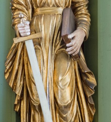 Zdjęcie nr 36: Ołtarz przyścienny, architektoniczny, trójosiowy, dwukondygnacyjny ze zwieńczeniem. Nastawa umieszczona na wysokim, dwudzielnym cokole w górnej części zdobionym na przemian dekoracją płycinową i motywem muszli palmetowej z podwieszoną girlandą kwiatową oraz rozetkami. Cokół wieńczy profilowany gzyms dekorowany kostkowaniem. Antepedium współczesne, marmurowe z umieszczonym centralnie prostym, równoramiennym krzyżem. Na mensie ustawione tabernakulum z tronem wystawienia, o formach architektonicznych, ujęte zdwojonymi, smukłymi kolumienkami o złoconych trzonach umieszczonymi na wysokich cokołach. Podpory dźwigają odcinki pełnego belkowania, na których ustawione złocone figury klęczących aniołów. Część centralna o linii wypukłej, dwukondygnacyjna. W kondygnacji pierwszej złocone drzwiczki z płaskorzeźbionym kielichem z hostią na tle glorii promienistej, powyżej, w kondygnacji drugiej tron wystawienia ujęty rzeźbioną, złoconą kotarą. W zwieńczeniu srebrzona figura baranka apokaliptycznego leżącego na księdze. Nastawa ujęta zdwojonymi, kompozytowymi kolumnami o złoconych trzonach i kapitelach. Pomiędzy kolumnami, w niszach rzeźbione figury św. Piotra (z lewej) i św. Pawła (z prawej), ponad którymi motyw symetrycznie podwieszonej kotary. Kolumny dźwigają odcinki pełnego belkowania z fryzem dekorowanym rozetkami i uskrzydlonymi główkami anielskimi oraz wydatnym gzymsem dekorowanym kostkowaniem. Na osi wewnętrznej pary komun dodatkowo ustawione odcinki półkolistego tympanonu, na których siedzą putta. W polu głównym ołtarza złocona, profilowana rama w kształcie stojącego prostokąta zamkniętego łukiem nadwieszonym mieszcząca barokowy obraz Matki Boskiej z Dzieciątkiem. Nieco powyżej, w osi ołtarza dwa putta unoszące złoconą koronę typu zamkniętego zwieńczoną krzyżem. Kondygnacja druga ujęta parą pilastrów o kompozytowych kapitelach oraz uszami w formie spływów wolutowych, na których siedzące putta. W polu złocona i profilowana rama w kształcie stojącego prostokąta mieszcząca obraz przedstawiający Trójcę Świętą. Całość ołtarza wieńczy profilowany gzyms dekorowany kostkowaniem i zamknięty niskim, trójkątnym przyczółkiem. W polu tympanonu uskrzydlona główka anielska. Struktura ołtarza polichromowana w kolorze jasnozielonym z elementami czerwieni i bieli. Detale architektoniczne, ornamenty oraz szaty postaci złocone.

